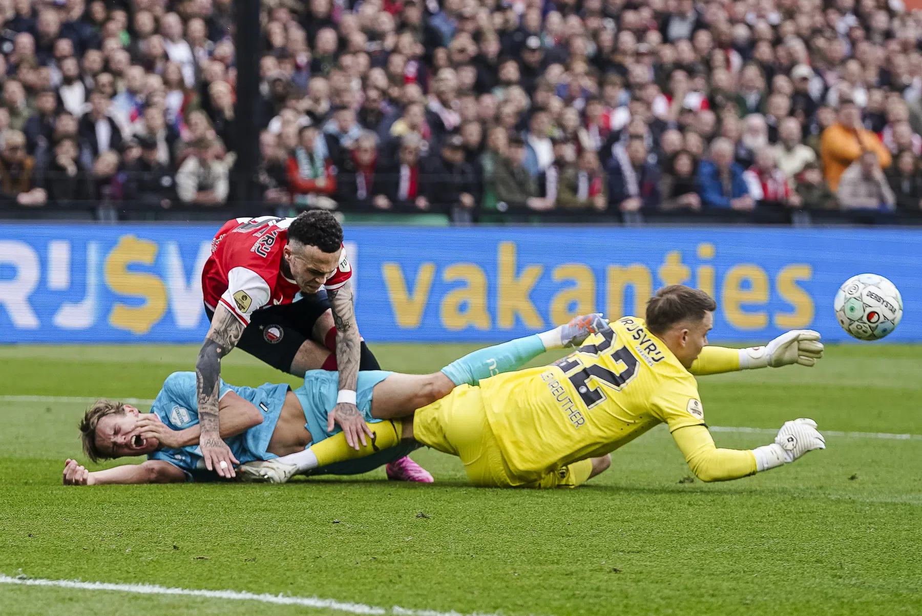 Waarom Hartman geel en niet rood kreeg bij penaltymoment in De Kuip