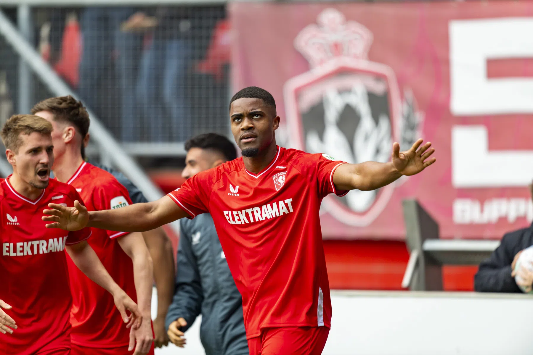 Boadu helpt Twente aan derbyzege op Heracles, maar valt ook uit