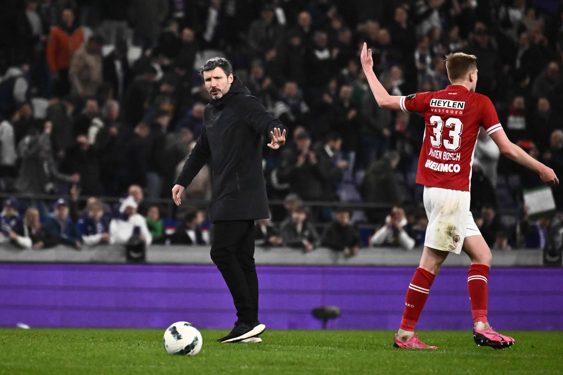 Van Bommel niet boos op Wijndal: 'Zelf wel zes domme rode kaarten gepakt'