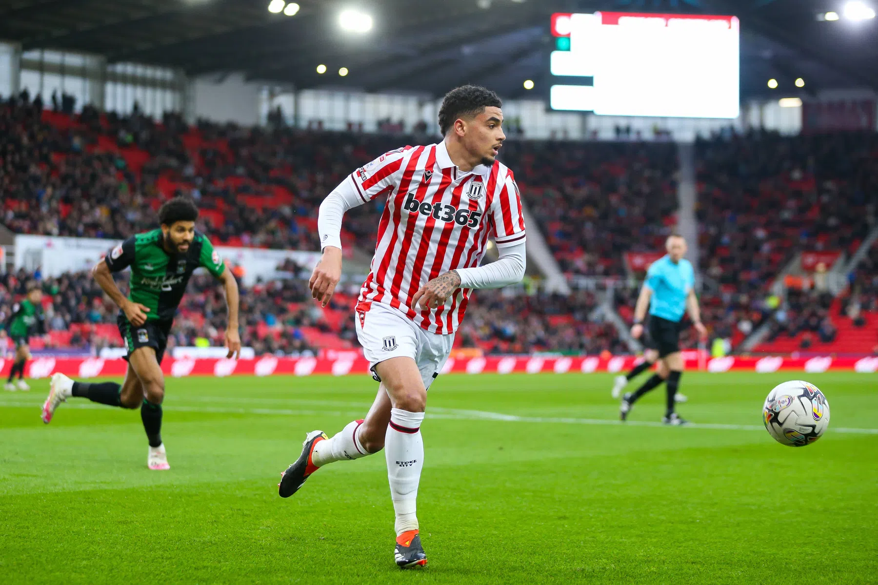Hoever redt belangrijk punt voor Stoke na mooie goal met chocoladebeen