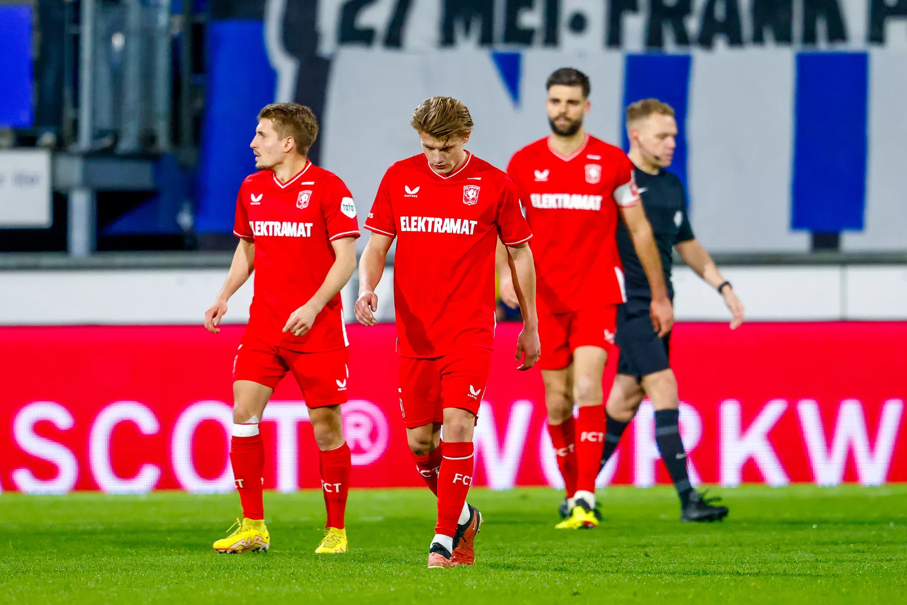 Twente houdt AZ in CL-race na spektakelstuk in Friesland