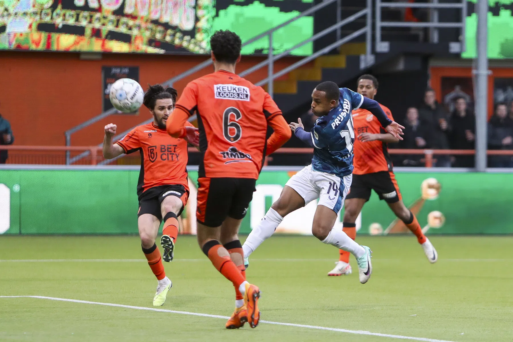 Feyenoord ziet achterstand op PSV weer oplopen na uitglijder in Volendam