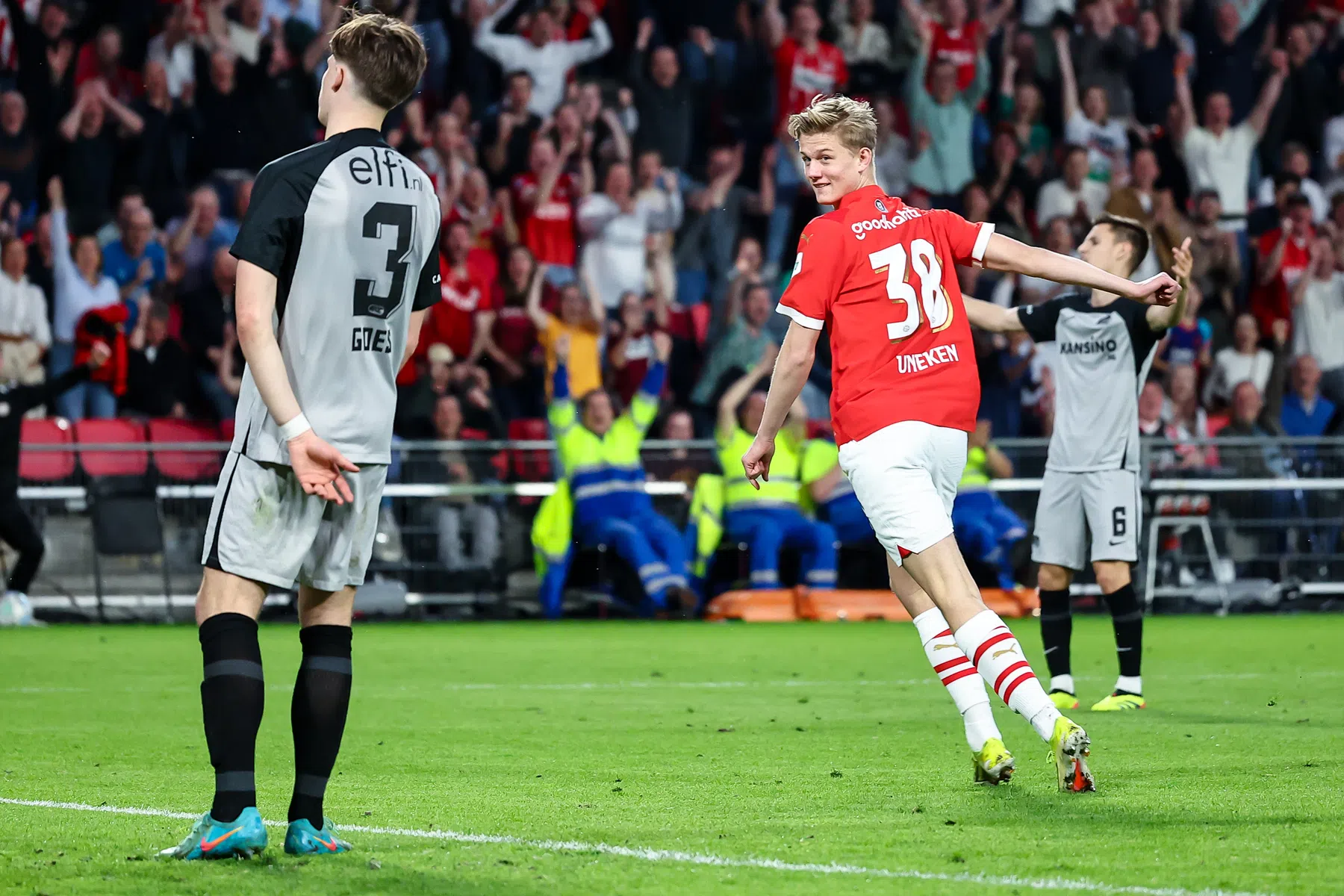 Uneken (19) komt in erg fraai PSV-rijtje met Van der Kuijlen en Ronaldo