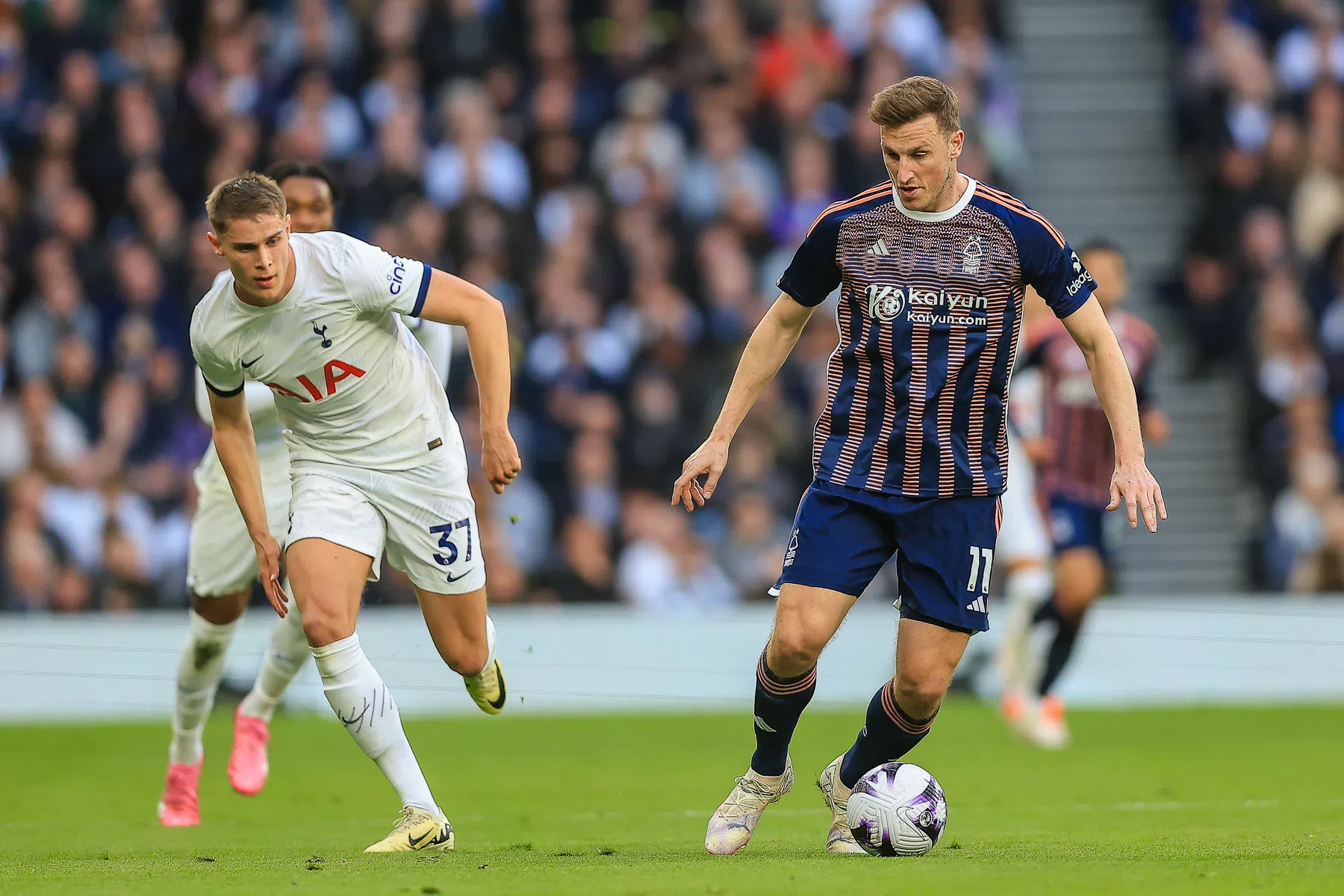 Van de Ven scoort voor Tottenham met verschroeiende poeier