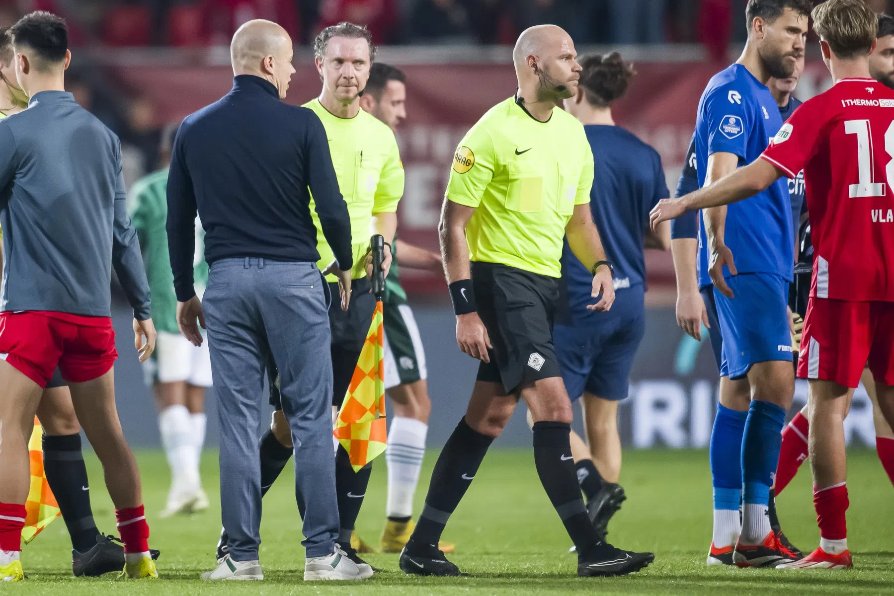 Buijs ergert zich aan scheidsrechter: 'Hij heeft een hoop fouten gemaakt'
