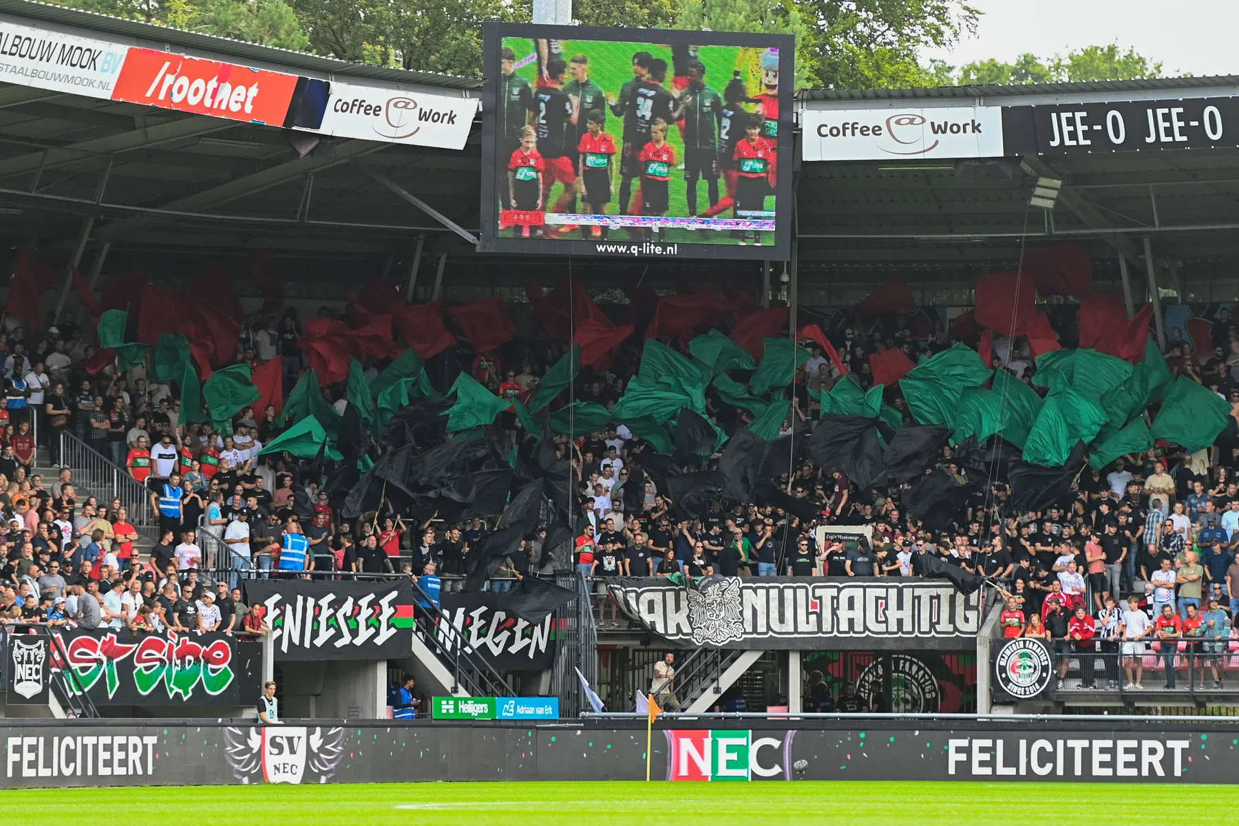 Groot feest in Nijmegen: Honderden NEC-fans onthalen spelersbus