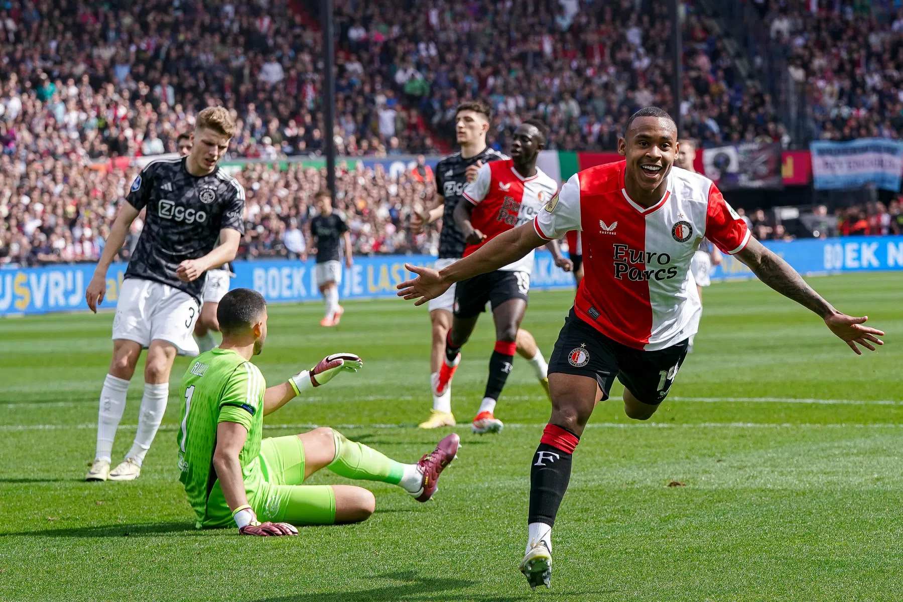 Onwerkelijk en historisch: zo gaan Ajax en Feyenoord de boeken in