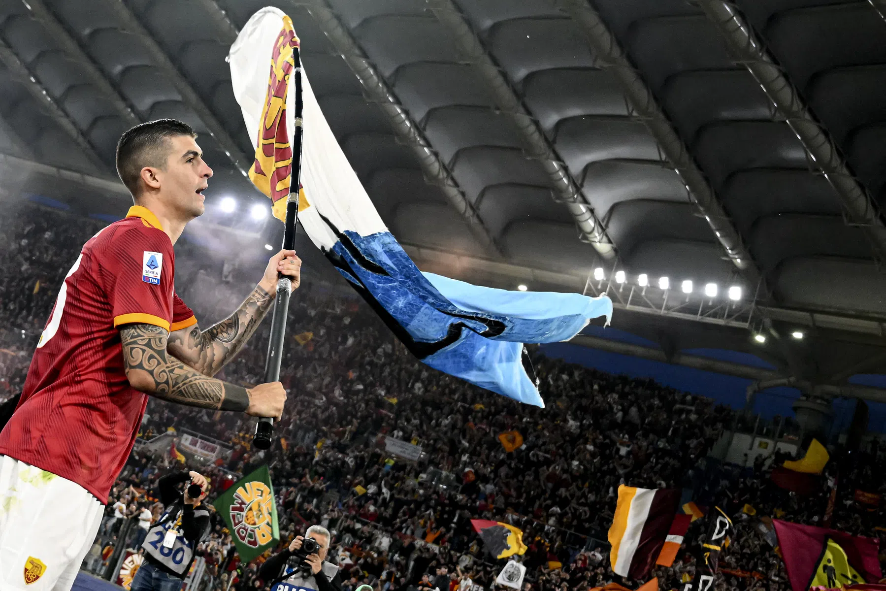 Roma gestraft voor provocaties: 'rattenvlag' levert Mancini boete op