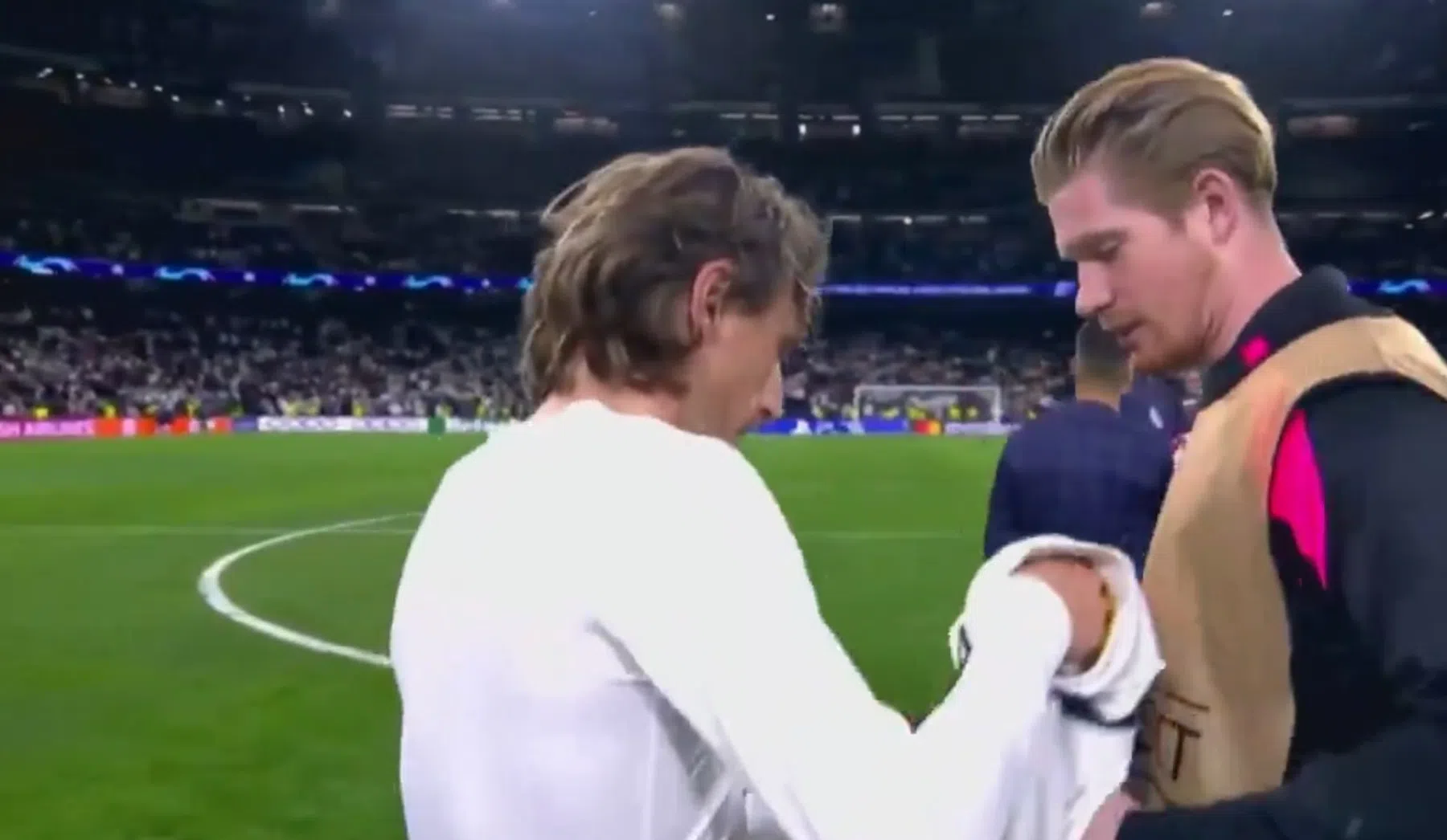 Onderonsje tussen twee grootheden: De Bruyne bemachtigt shirt Modric