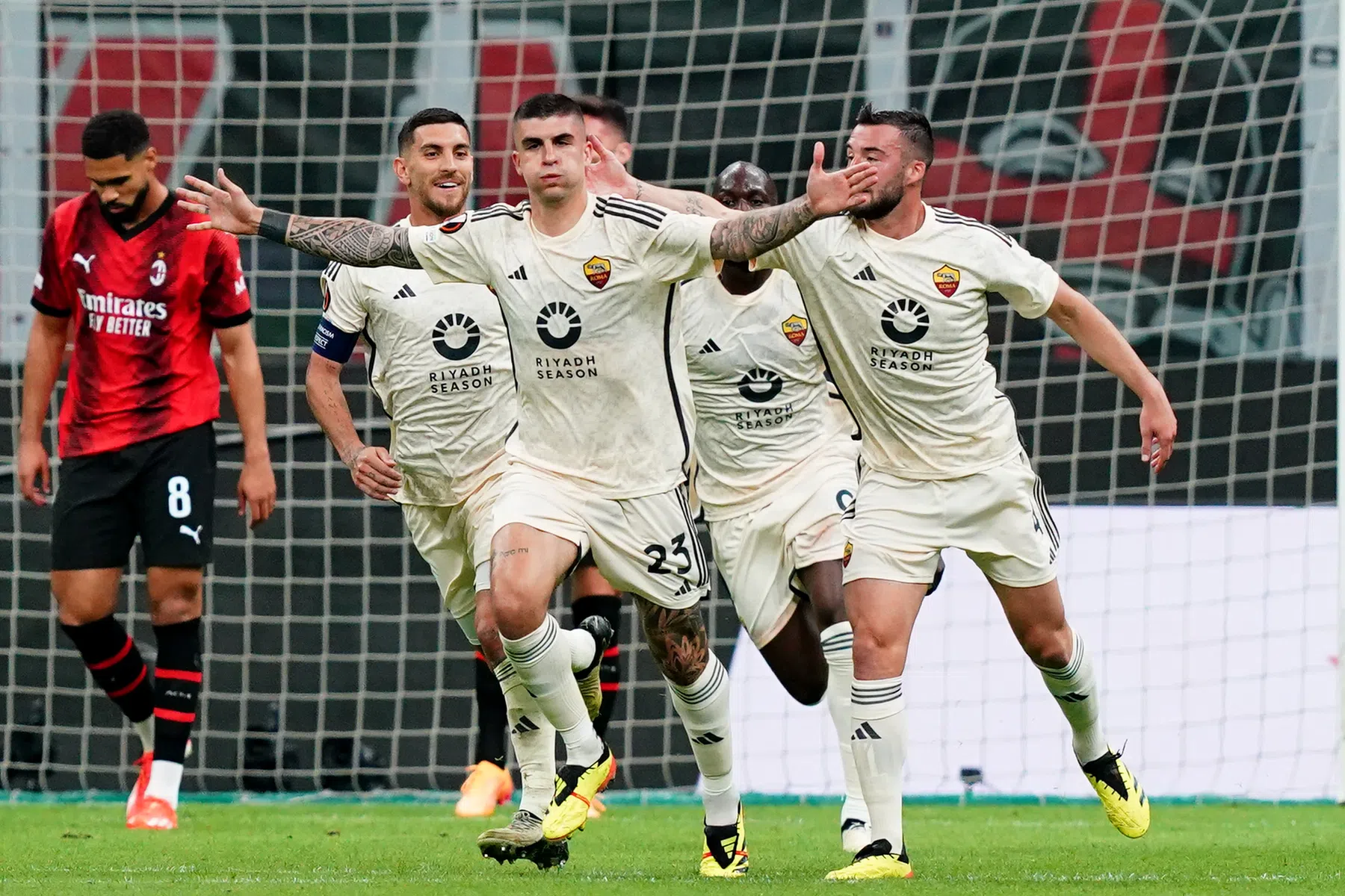 Roma frustreert na Feyenoord ook Milan, late dubbelslag Leverkusen