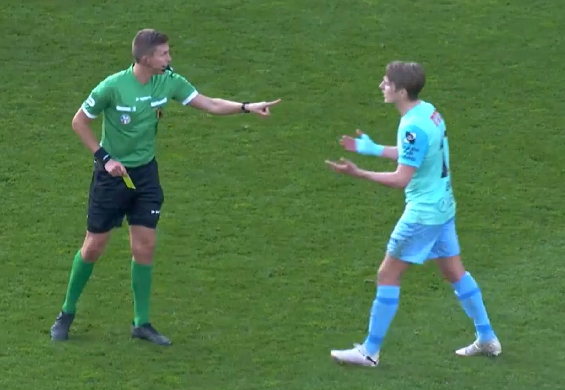 'Botsing' met Belgische arbiter levert wonderlijk tafereel en rode kaart op