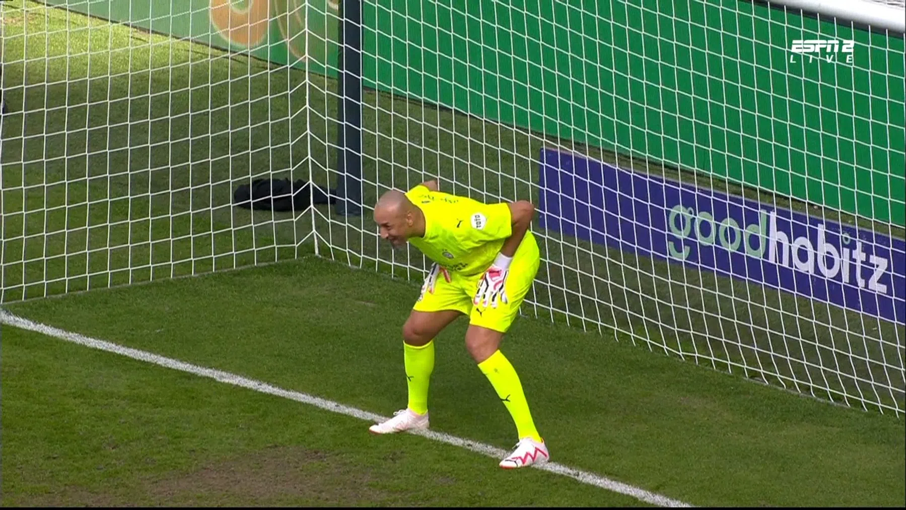 Gomes trekt handschoenen aan en maakt PSV-publiek gek met bekend ritueel