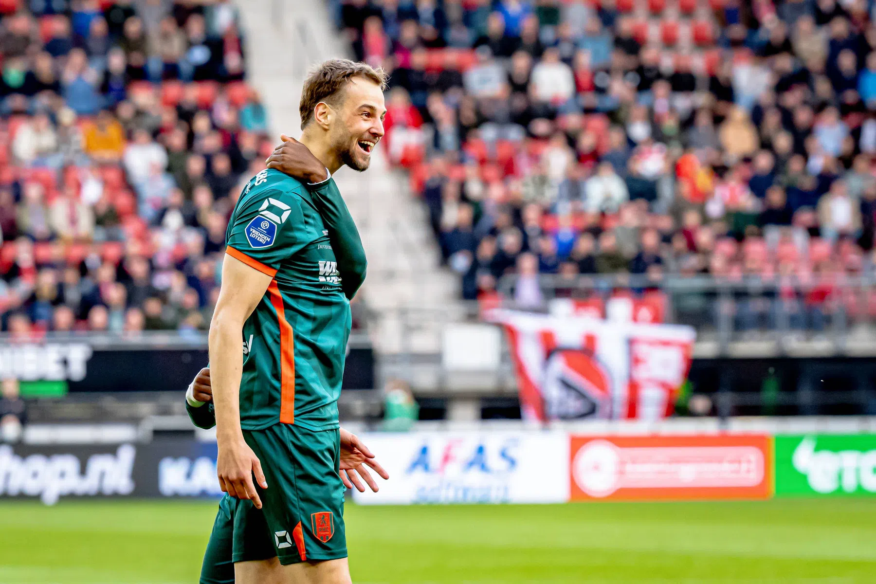 Bekijk hoe Min op grandioze wijze zorgt voor de 0-2 van RKC bij AZ