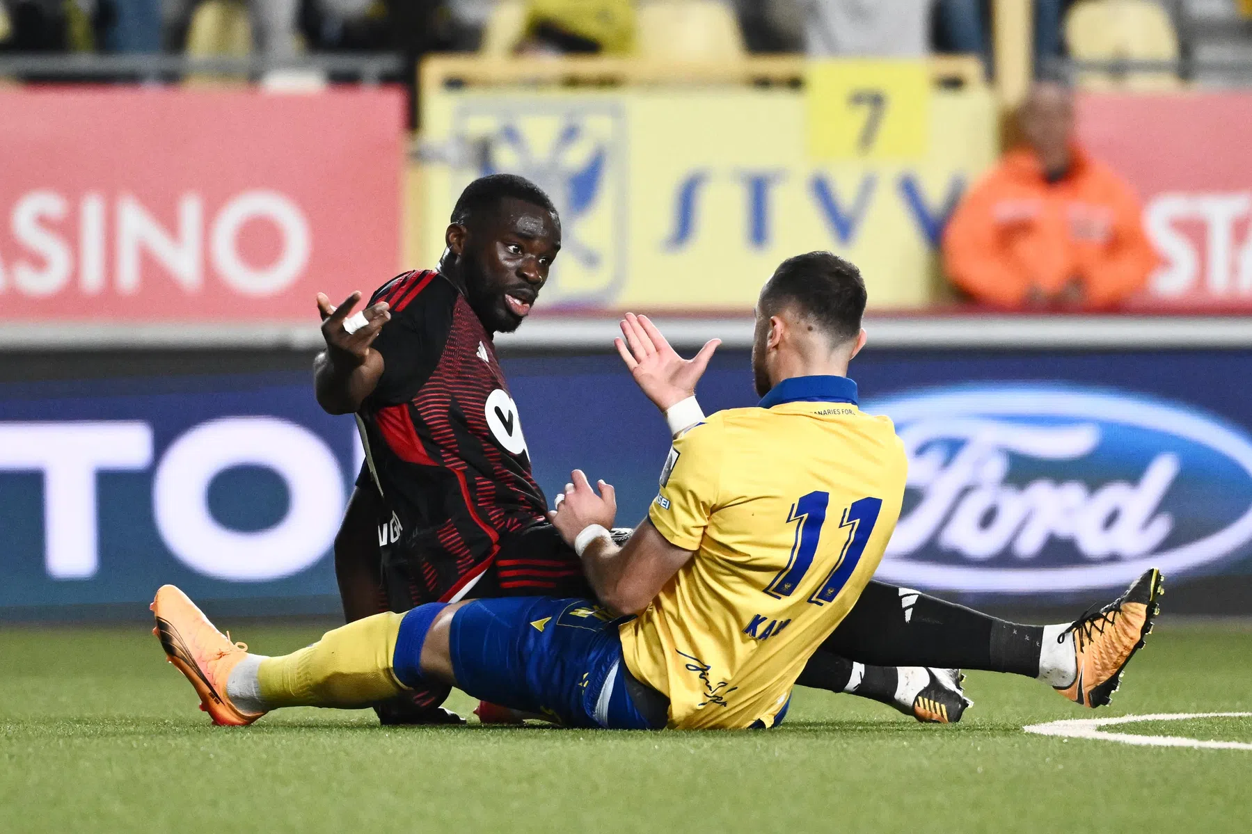 Doelpuntenmaker 'viert' goal door aanvaller Standard Luik neer te maaien