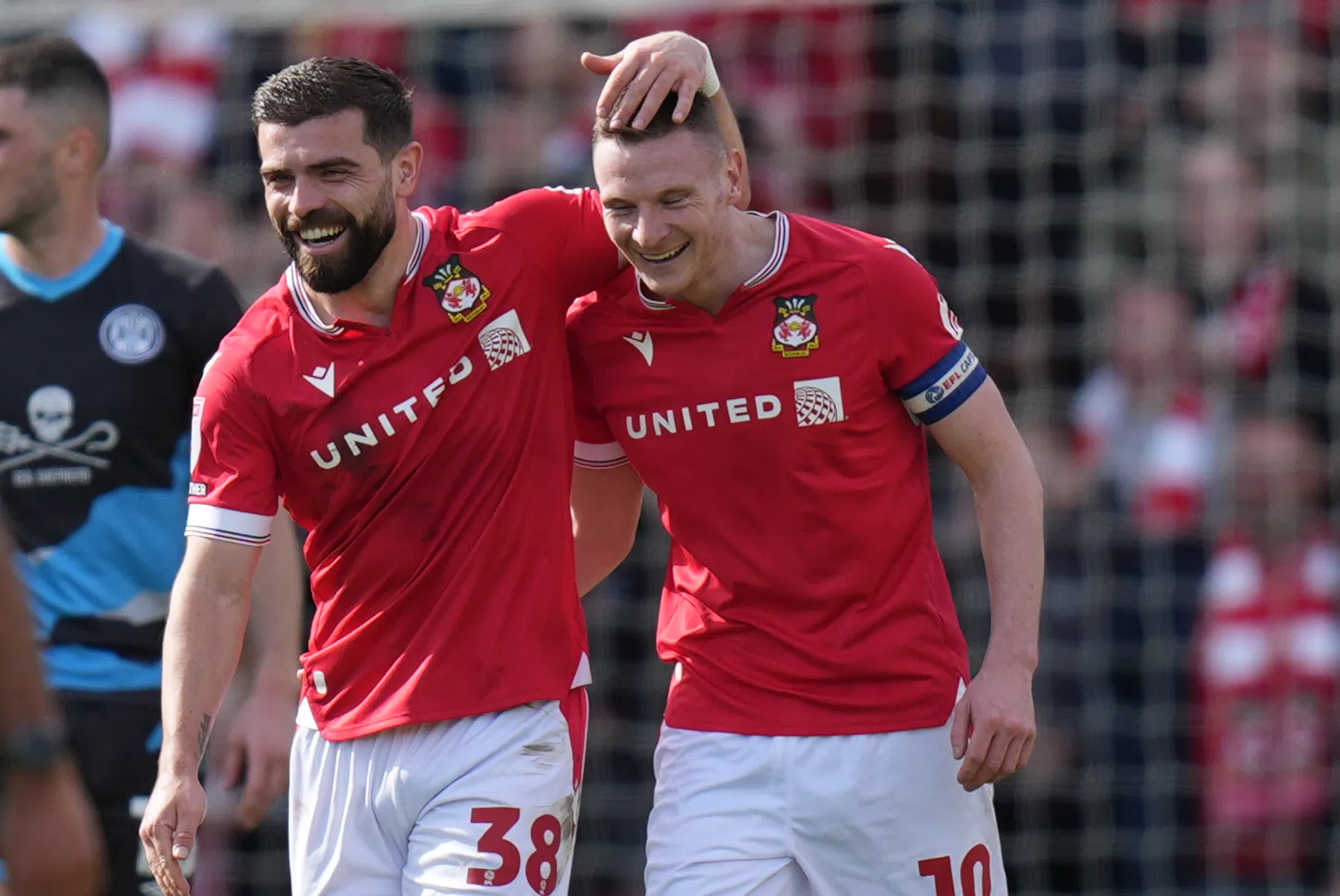 Succes Wrexham duurt voort: pitch invasion leidt nieuw promotiefeest in