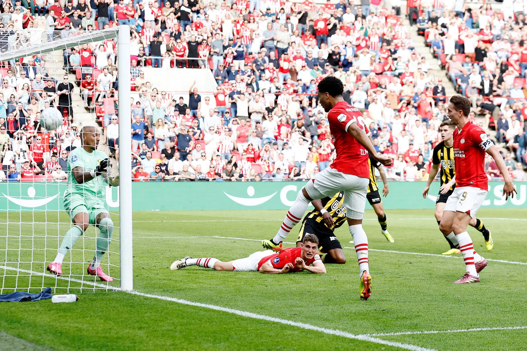 PSV walst over hekkensluiter Vitesse heen en vervolgt recordjacht