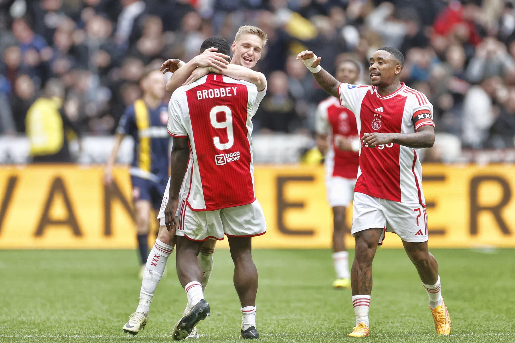 Ongelukkige rol ex-Ajacieden bij nederlaag FC Twente in Amsterdam