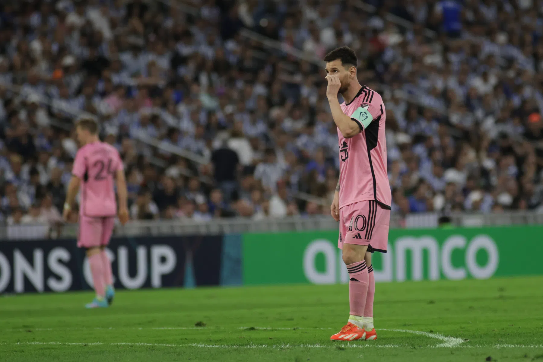 Bodyguard Messi grijpt razendsnel in als fan veld bestormt