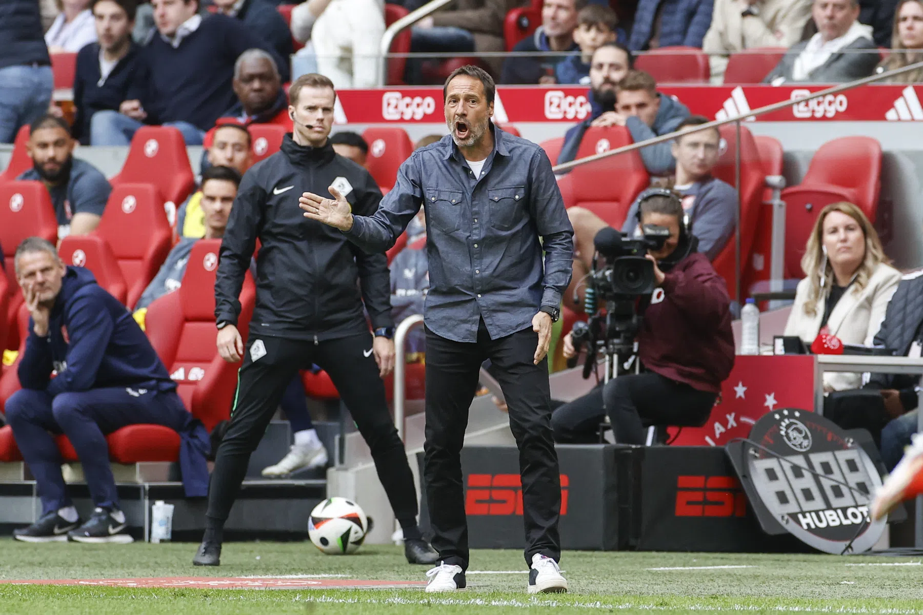 Van 't Schip roemt Ajax-fans en wil zich niet bezighouden met onrust