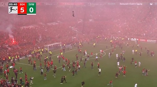 Wat een beelden: Leverkusen-fans bestormen veld voor laatste fluitsignaal