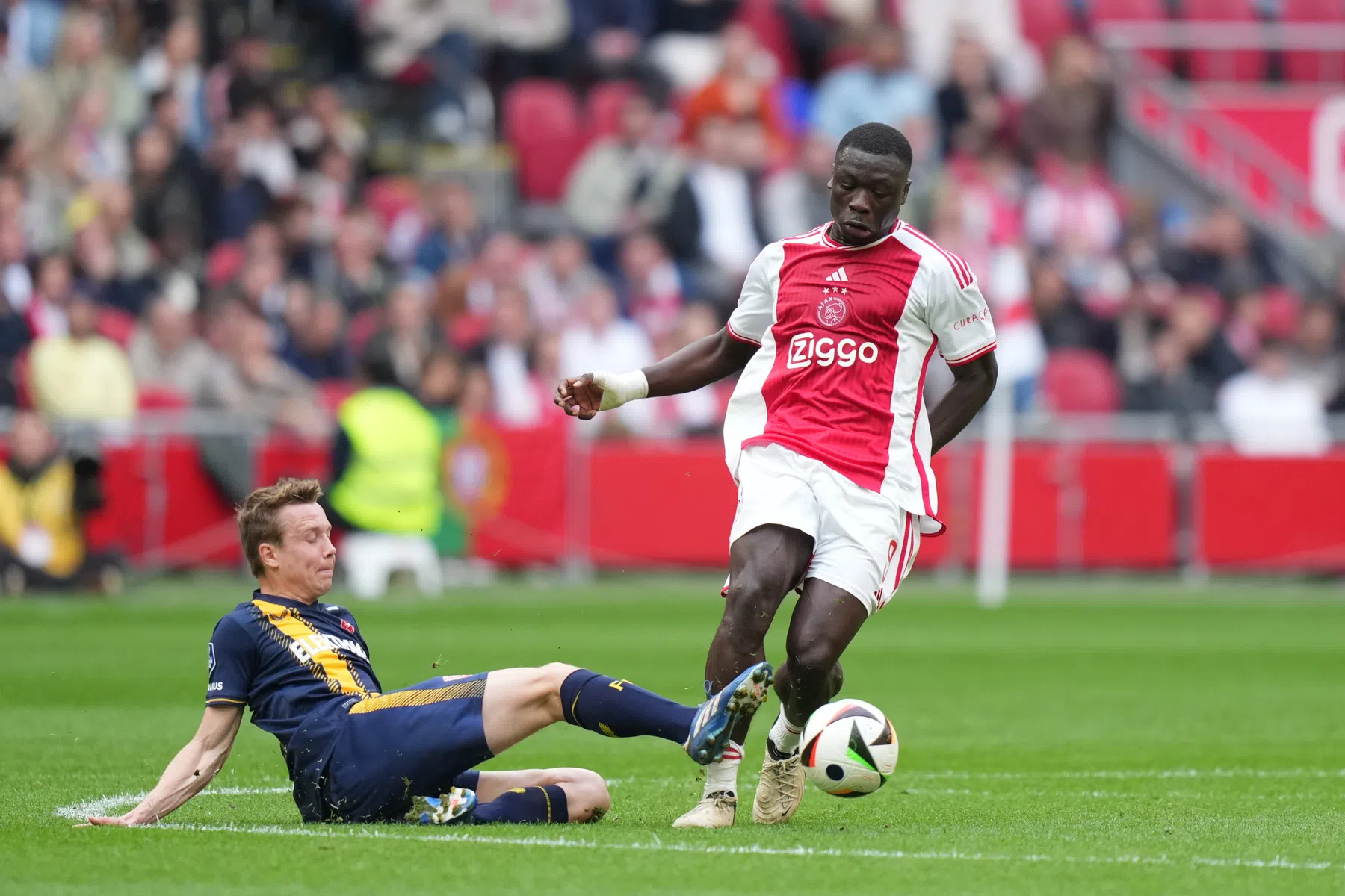 Brobbey verklaart zenuwen: 'Meestal krijgen we dan tegengoals' 