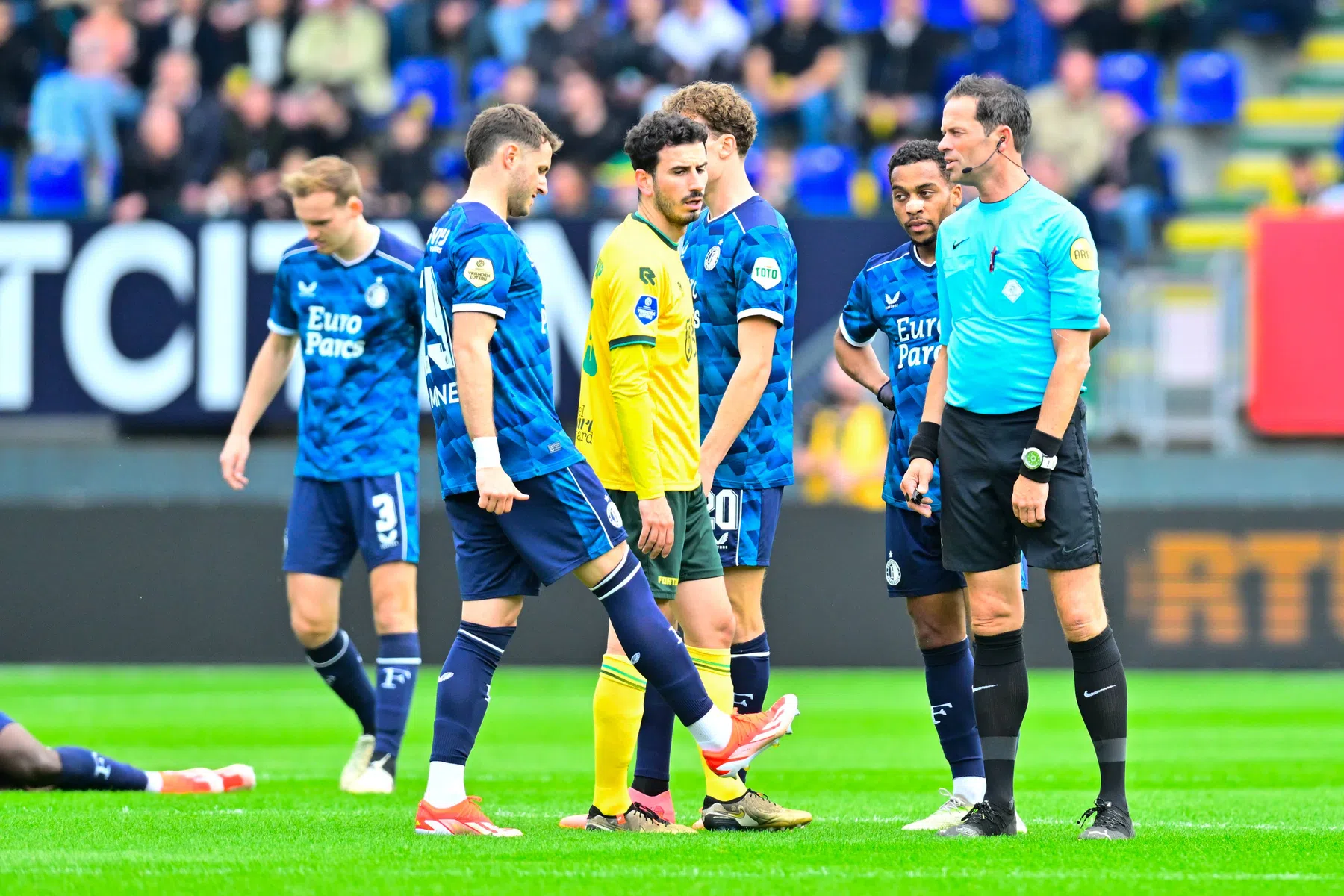 'Een gênante vertoning van Nijhuis, hij is een act aan het worden'