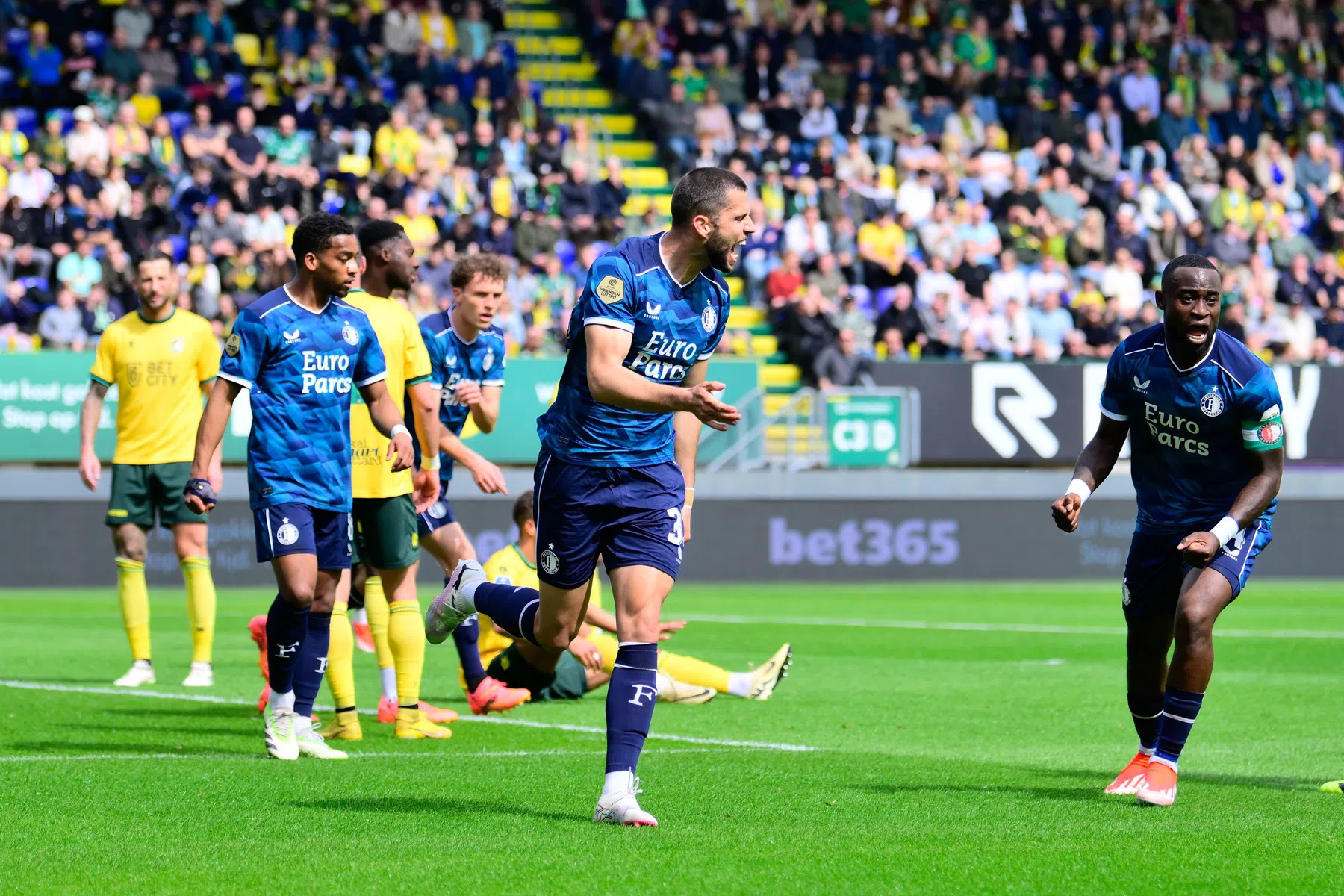 Feyenoord wint nipt in Limburg en kan zich richten op bekerfinale