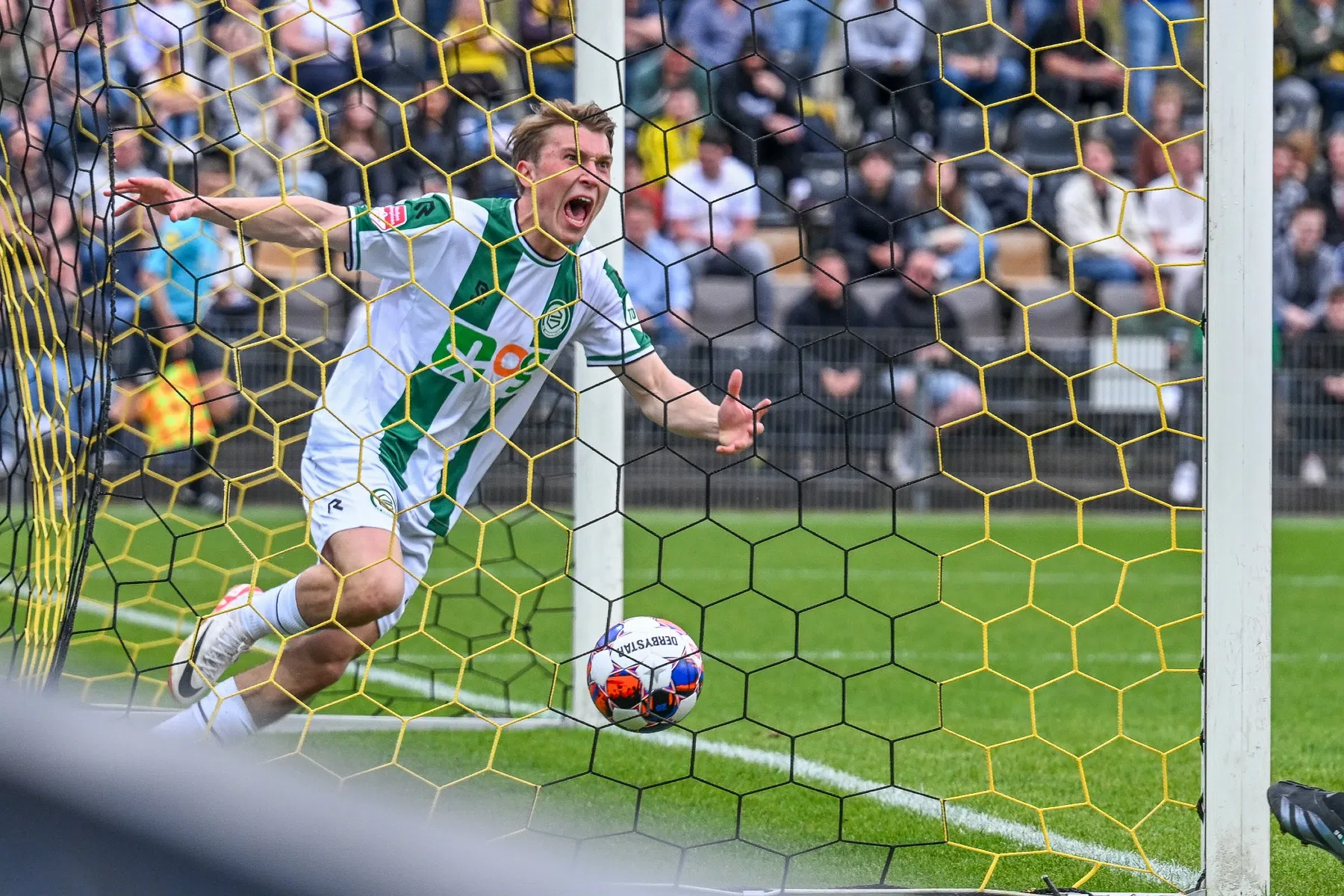 Groningen houdt hoop op directe promotie levend door late treffer in Venlo