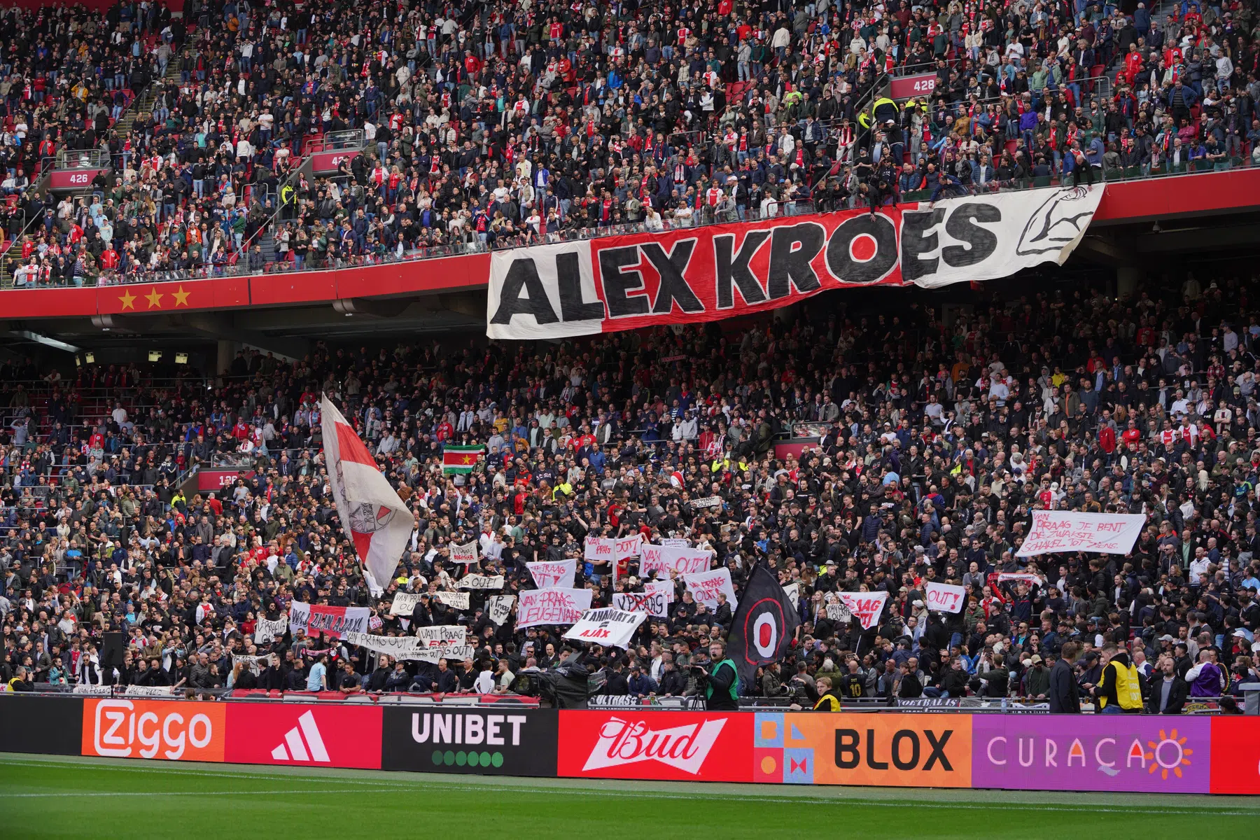 Spandoeken voor Kroes en tegen Van Praag in Johan Cruijff Arena