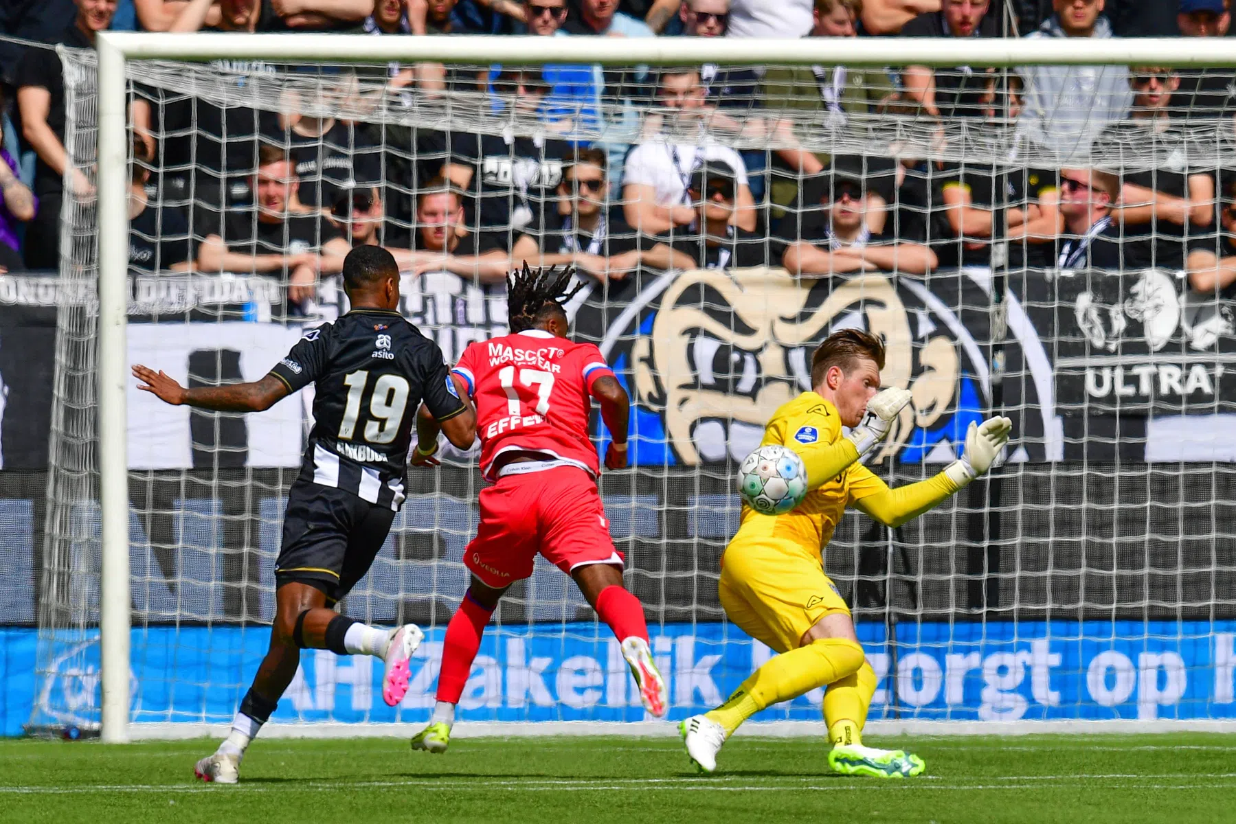 Heerenveen houdt waterkansje op play-offs met zege in Almelo