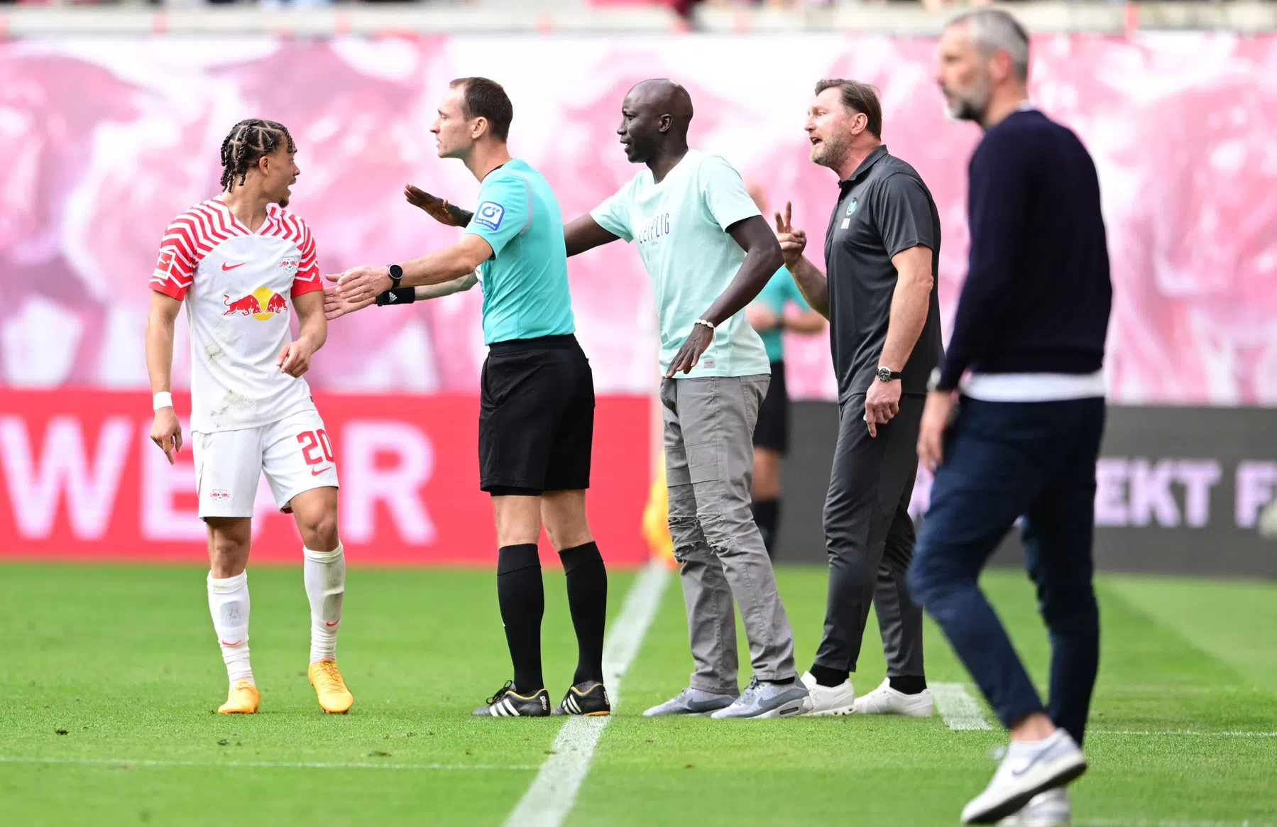 Leipzig-coach Rose door het lint na 'onterechte' gele kaart voor Xavi Simons