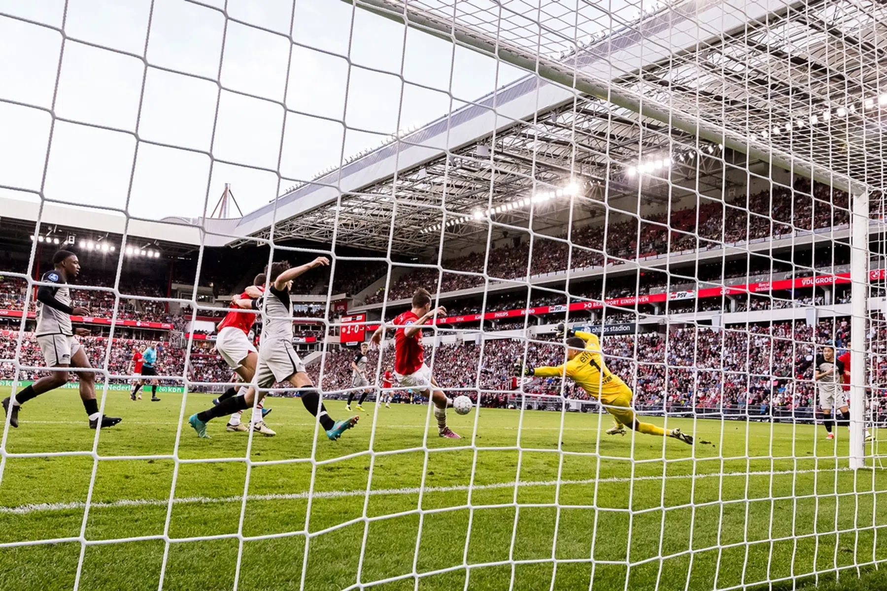 PSV onderzoekt uitbreiding van Philips Stadion