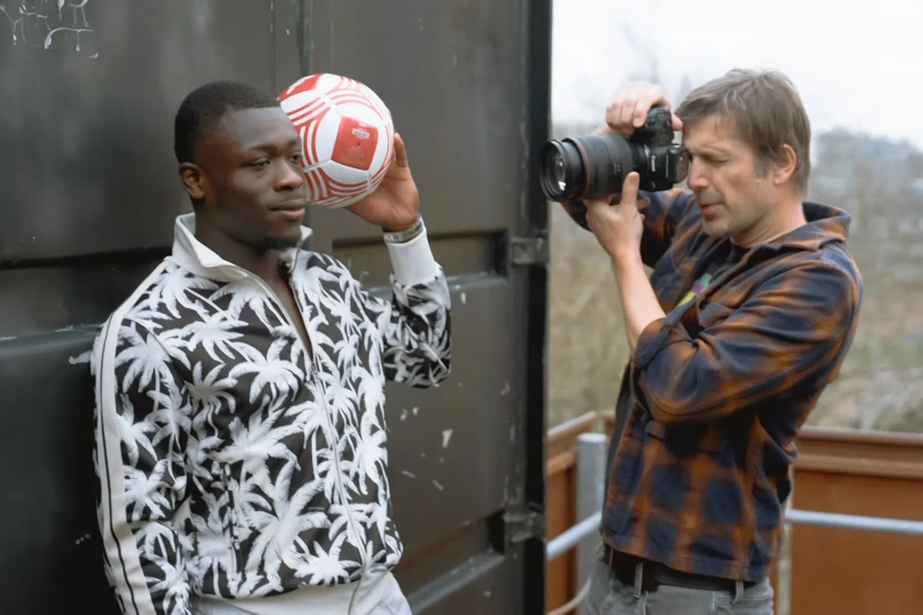 Ploeggenoot plaagt Brobbey met fotoshoot: 'Dat laat ik aan de supersterren'
