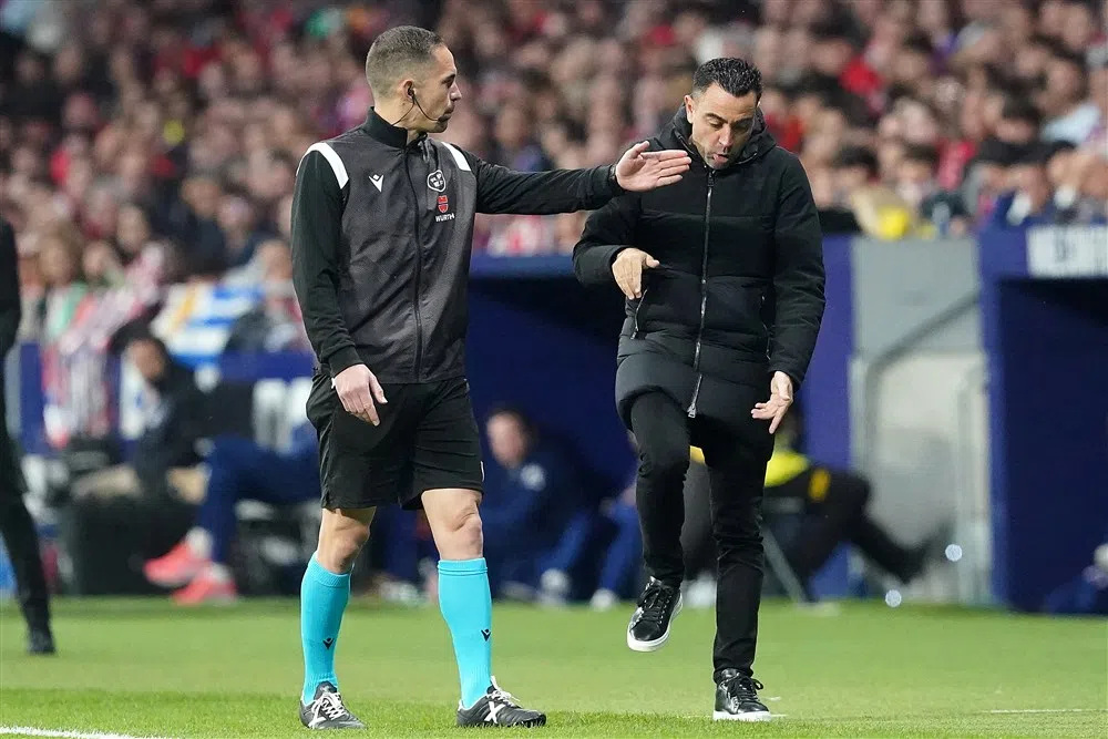 Kaartenverzamelaar Xavi misdraagt zich opnieuw: 'Hij heeft echt een probleem'