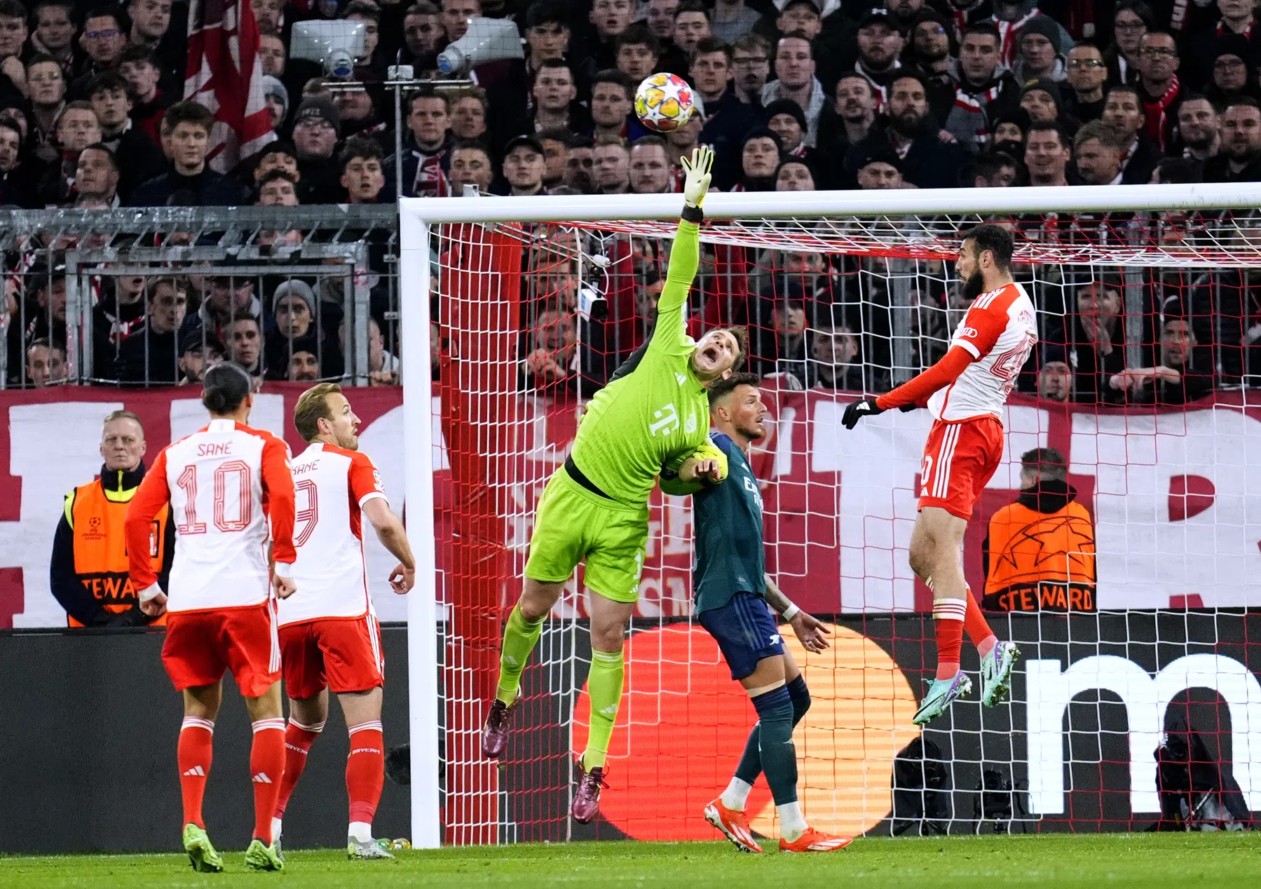 Neuer stoot Casillas van de troon en grijpt bijzonder CL-record