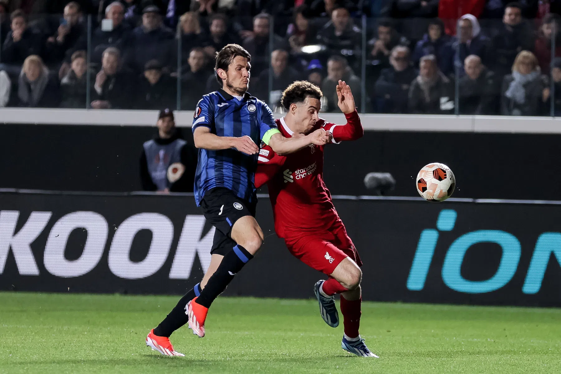 De Roon viert uitschakeling Liverpool met verwijzing naar populair tv-programma