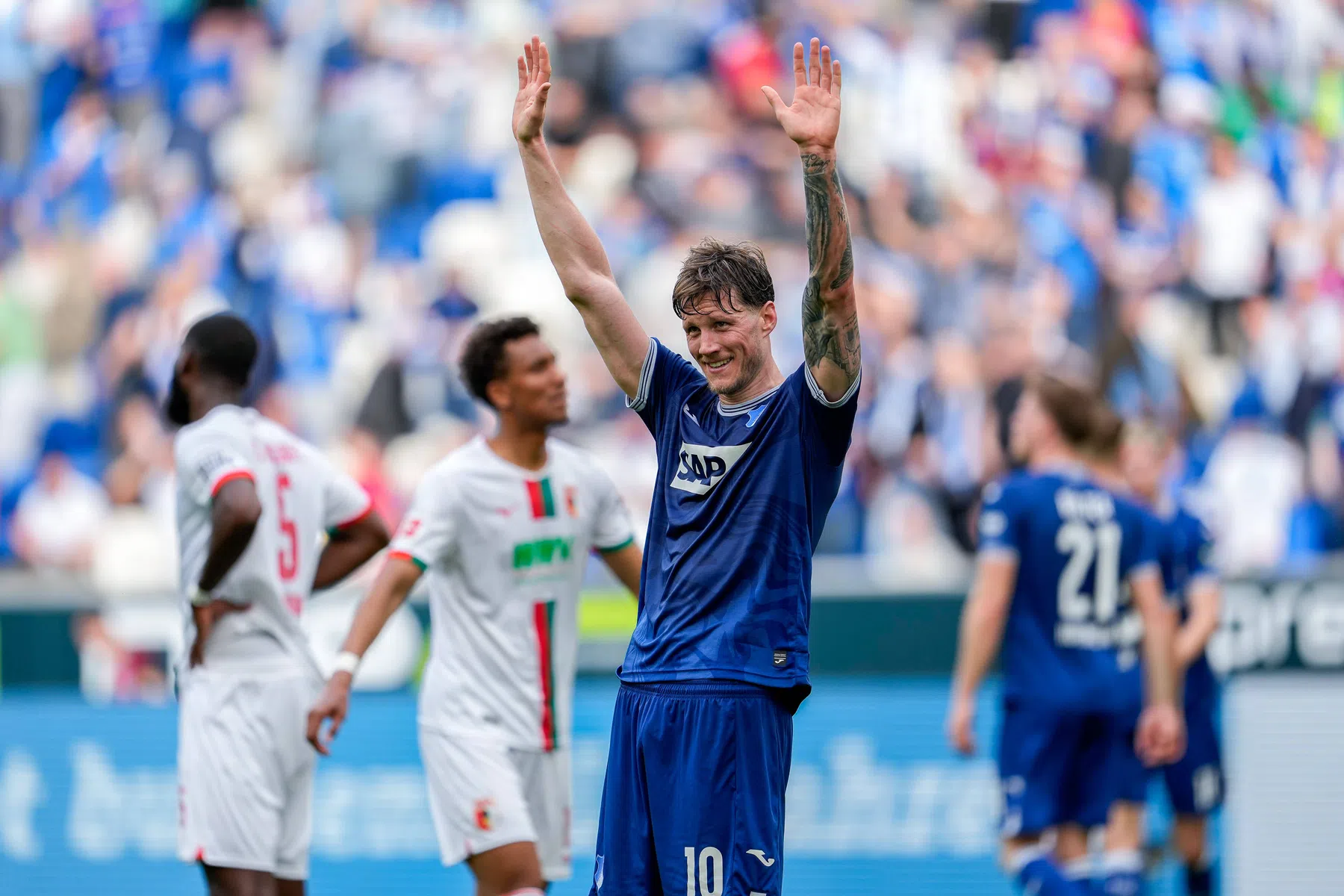 Weghorst draagt bij aan doelpuntenfestijn en blijft hopen op Europees voetbal