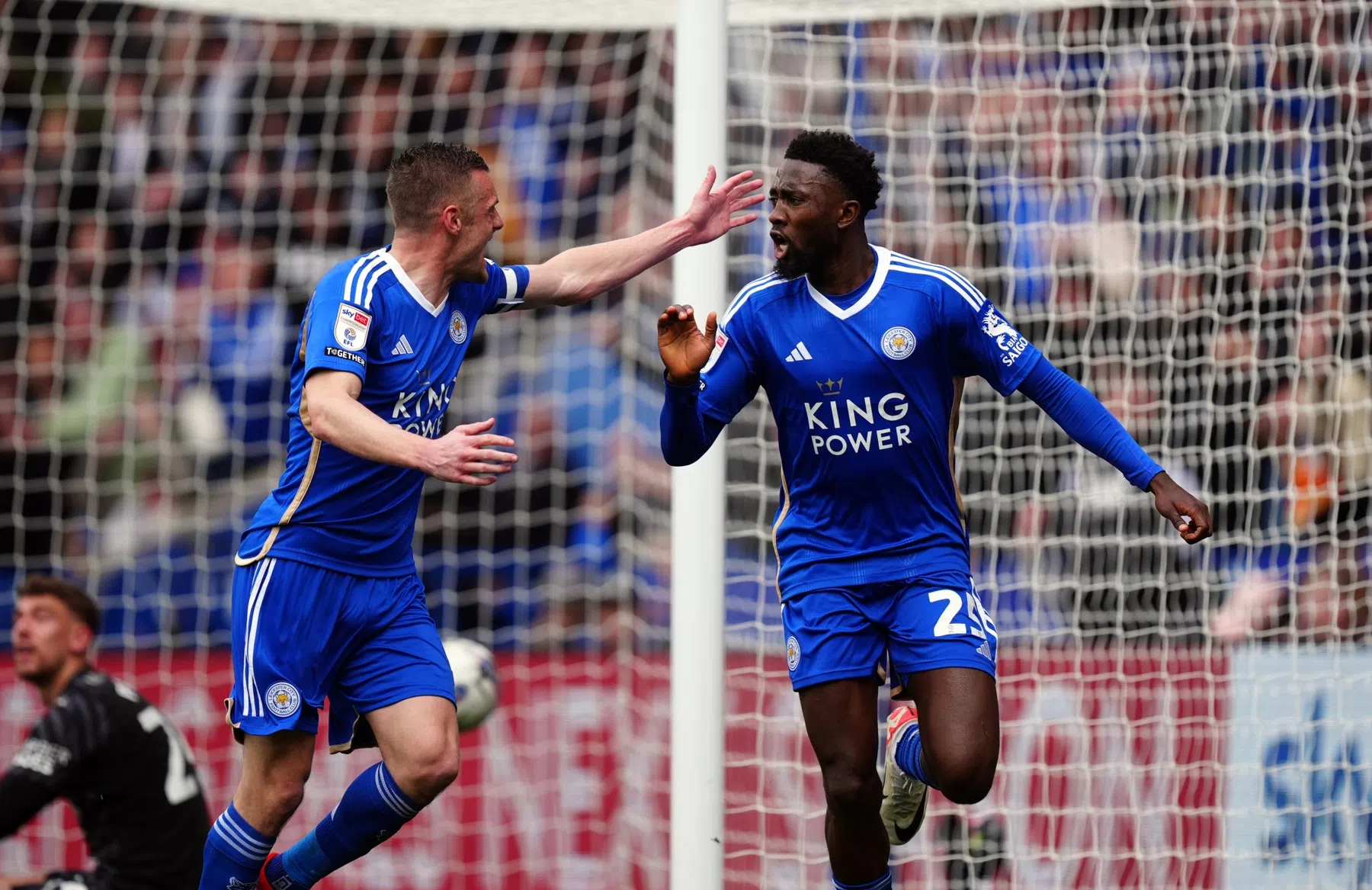 Vardy (37) helpt Leicester aan koppositie in zenuwslopende strijd om promotie