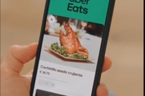 Luis Figo trollt Barcelona-fans in Uber Eats-reclame