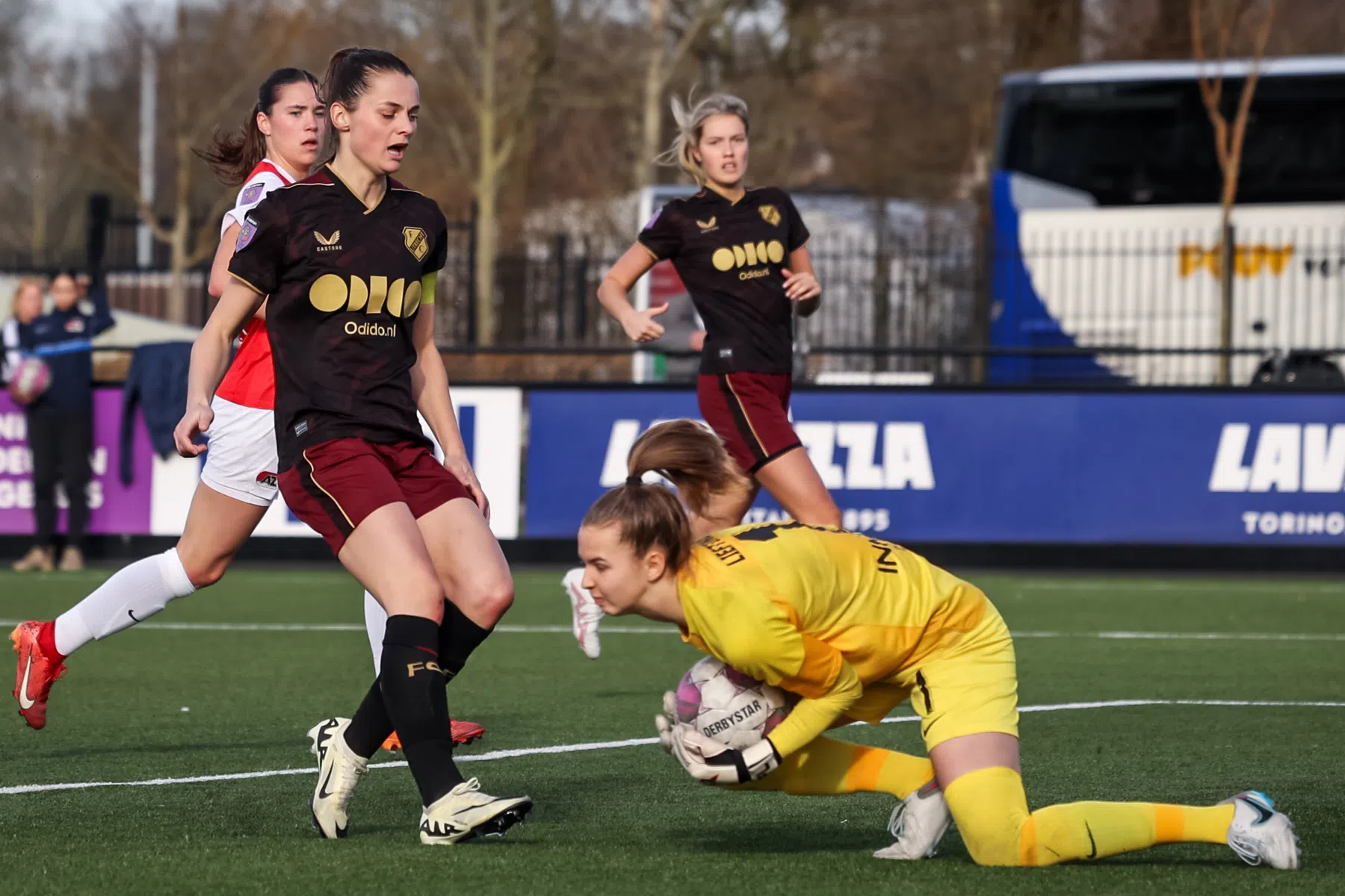 AZ komt met goed nieuws na schrikmoment in duel met Ajax Vrouwen