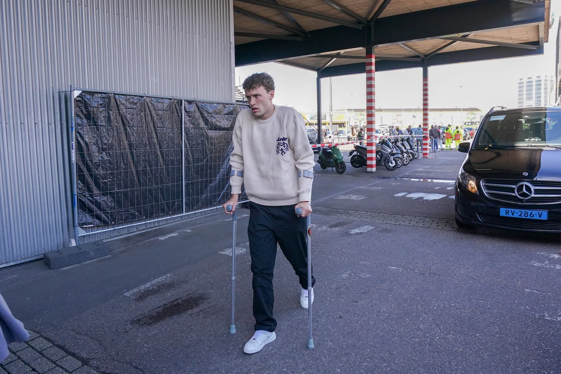 Slot geeft update over blessure van op krukken lopende Wieffer