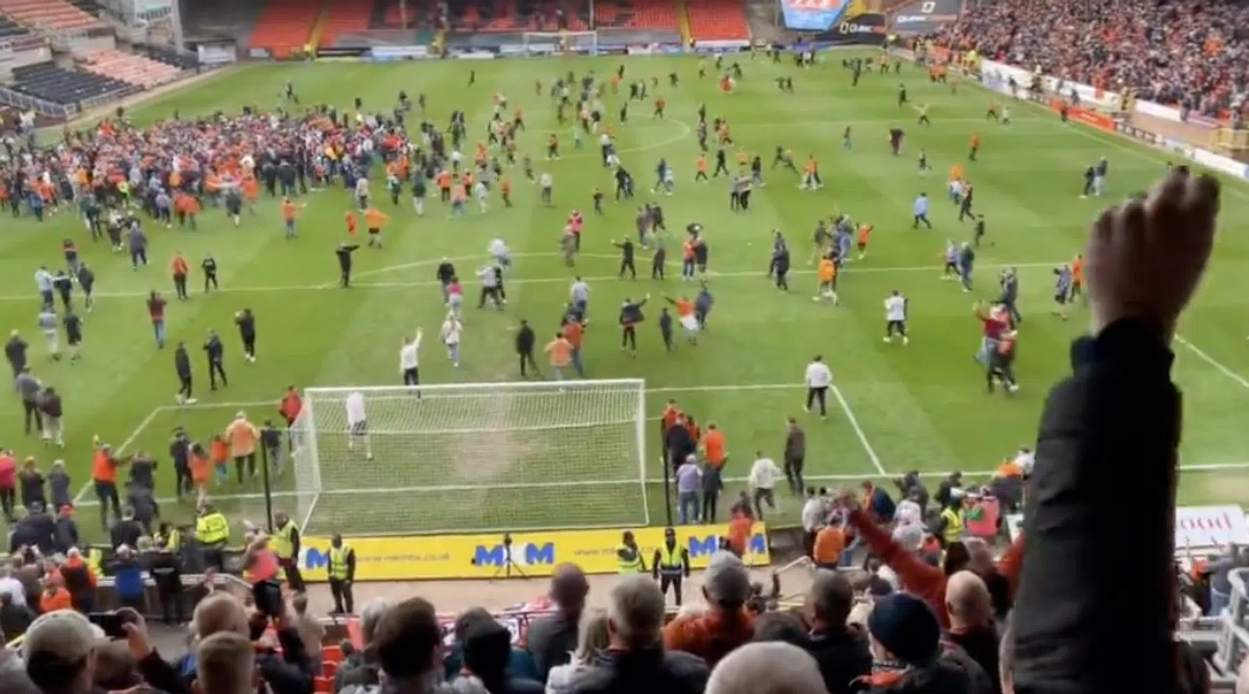 Pitch invasion bij Dundee United na terugkeer op het hoogste niveau