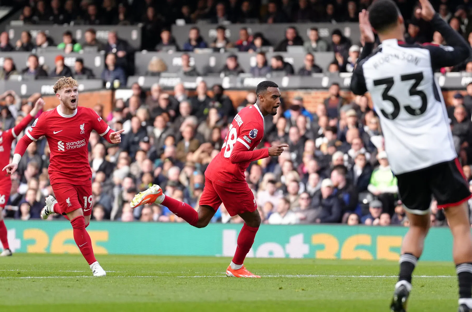 Gravenberch en Gakpo houden titelaspiraties Liverpool in leven