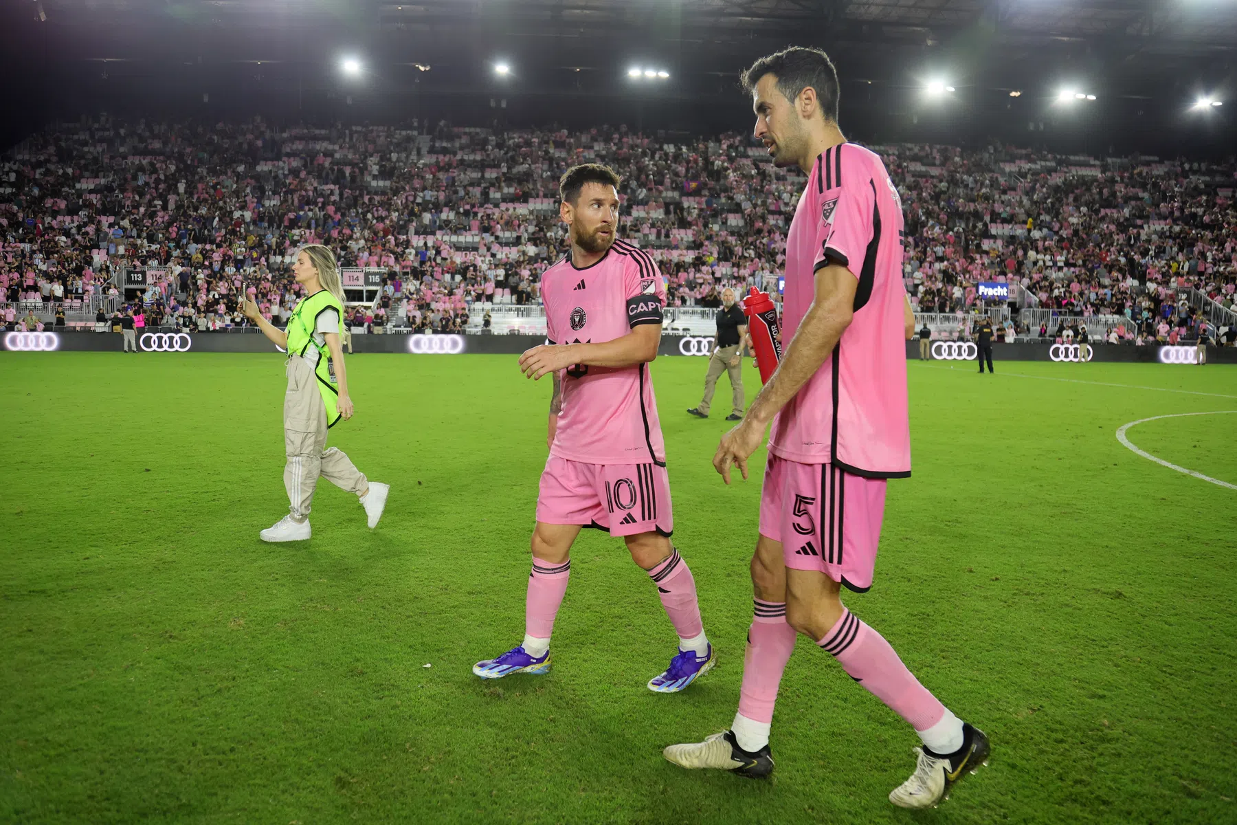 Wederom ontketende Messi helpt Busquets aan heel bijzondere goal