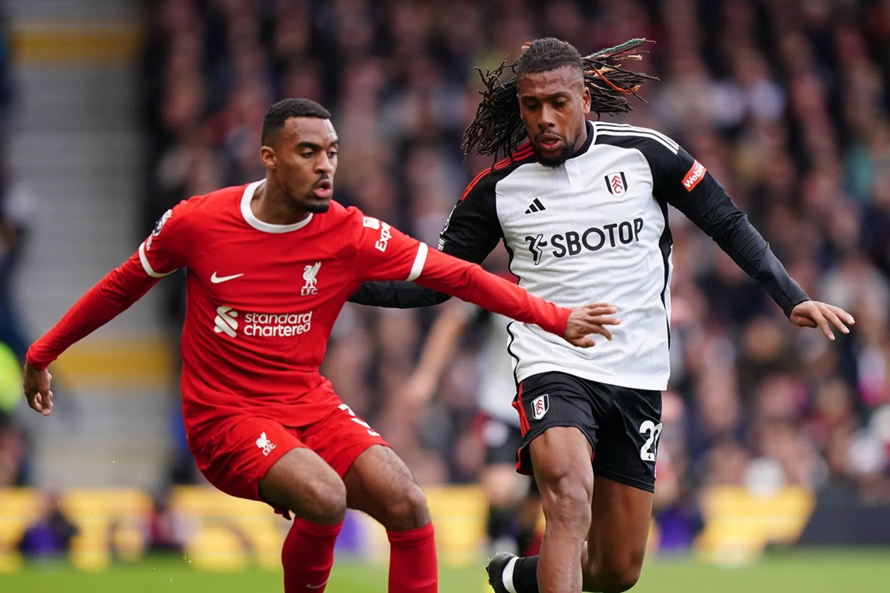 Bekijk de beelden: Gravenberch maakt eerste goal in de Premier League