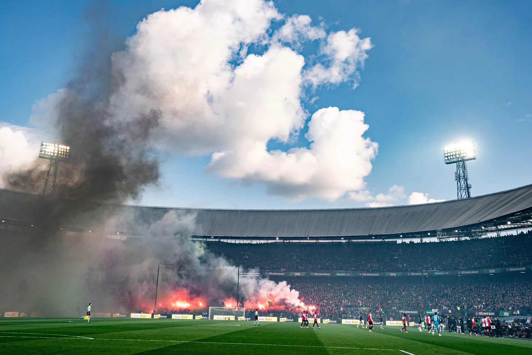 Vuurwerk twee keer spelbreker tijdens bekerfinale tussen Feyenoord en NEC