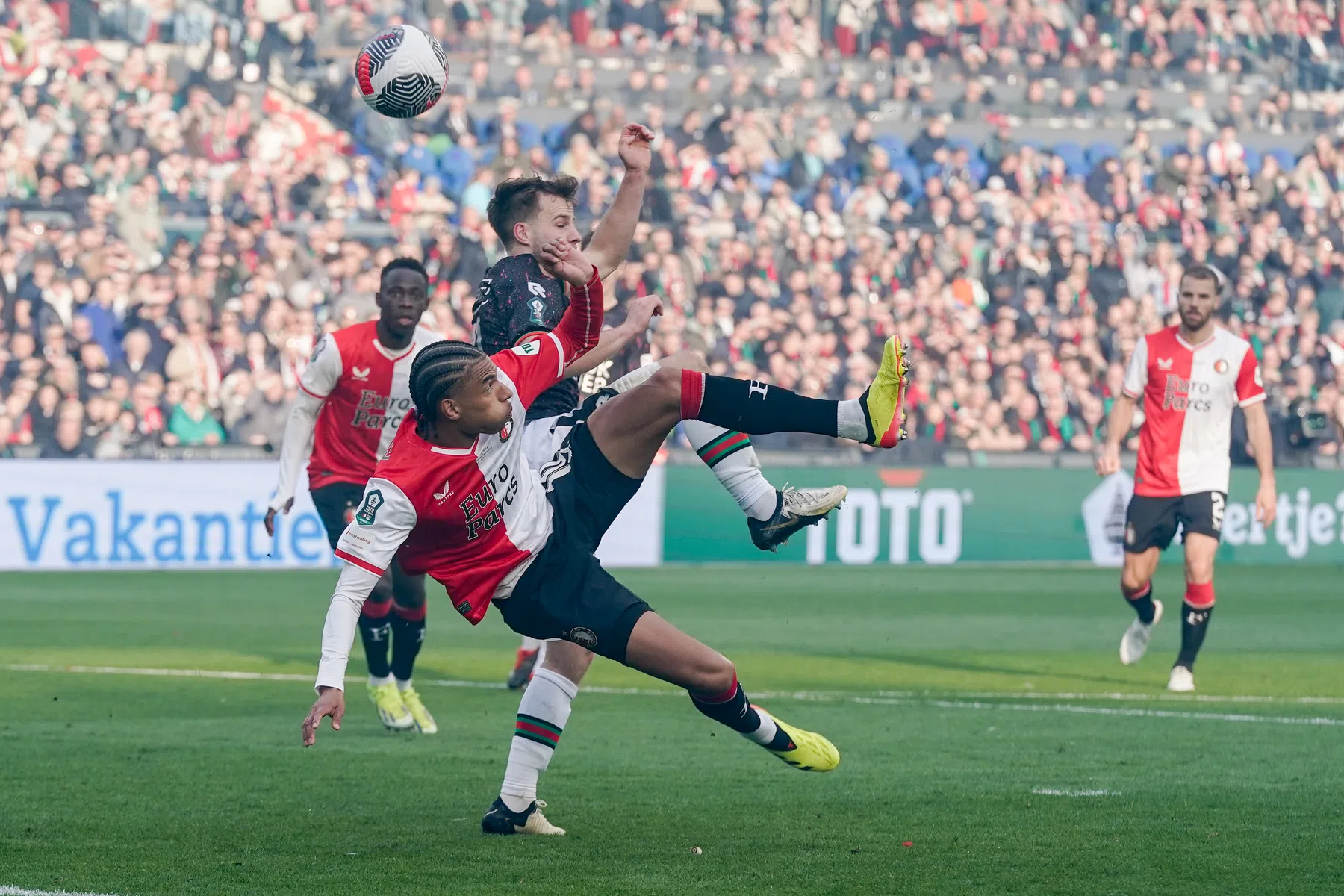 Perez mist vorm bij Feyenoord: 'Stengs was belangrijker toen hij was gewisseld'