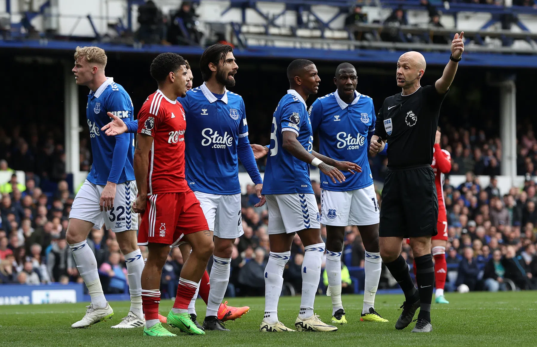 Nottingham woest op arbitrage: 'De VAR is een Luton-fan'