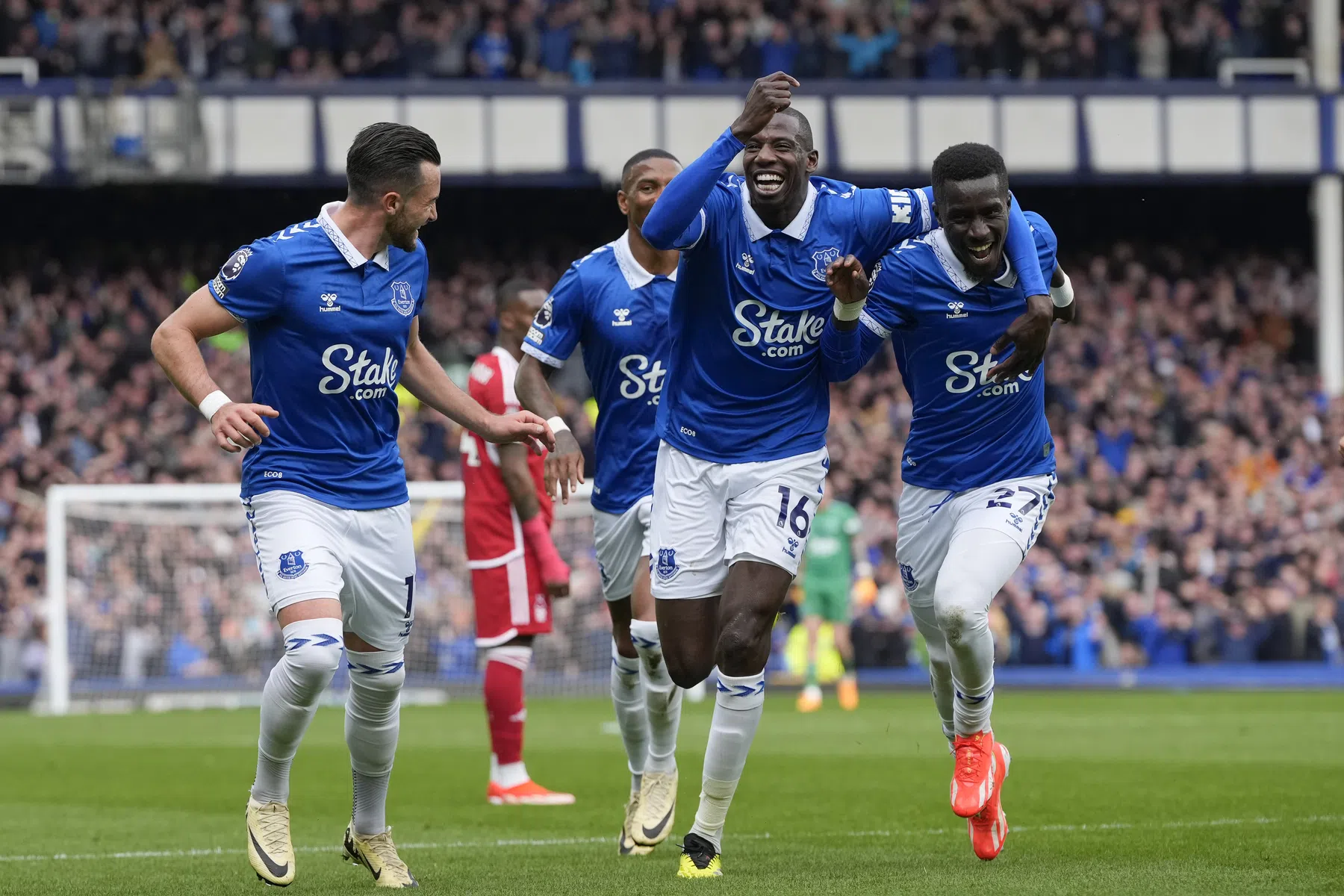 Everton wint cruciale degradatiekraker in aanloop naar Merseyside derby