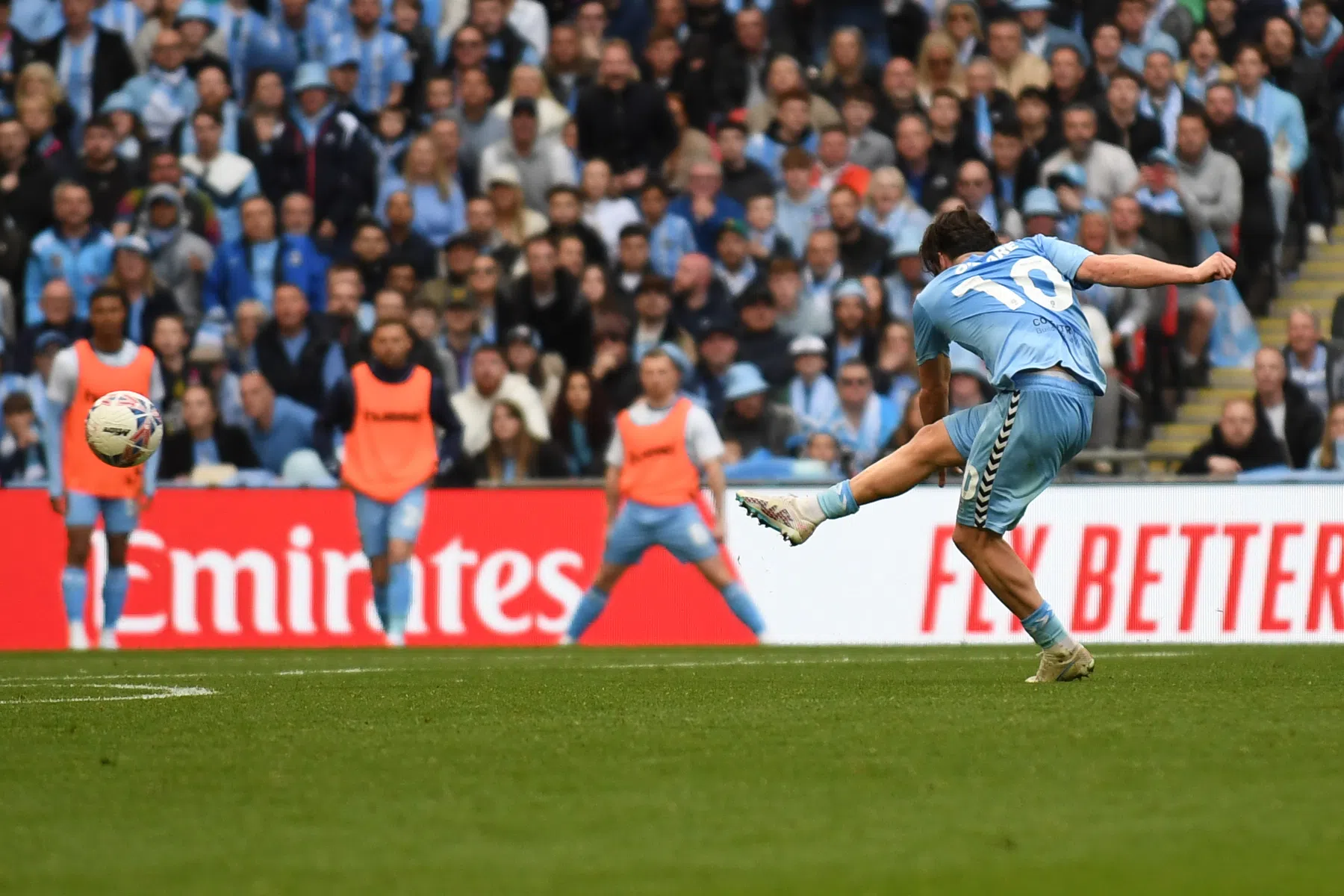 Ten Hag gelooft zijn ogen niet: Man Utd geeft 0-3 voorsprong uit handen